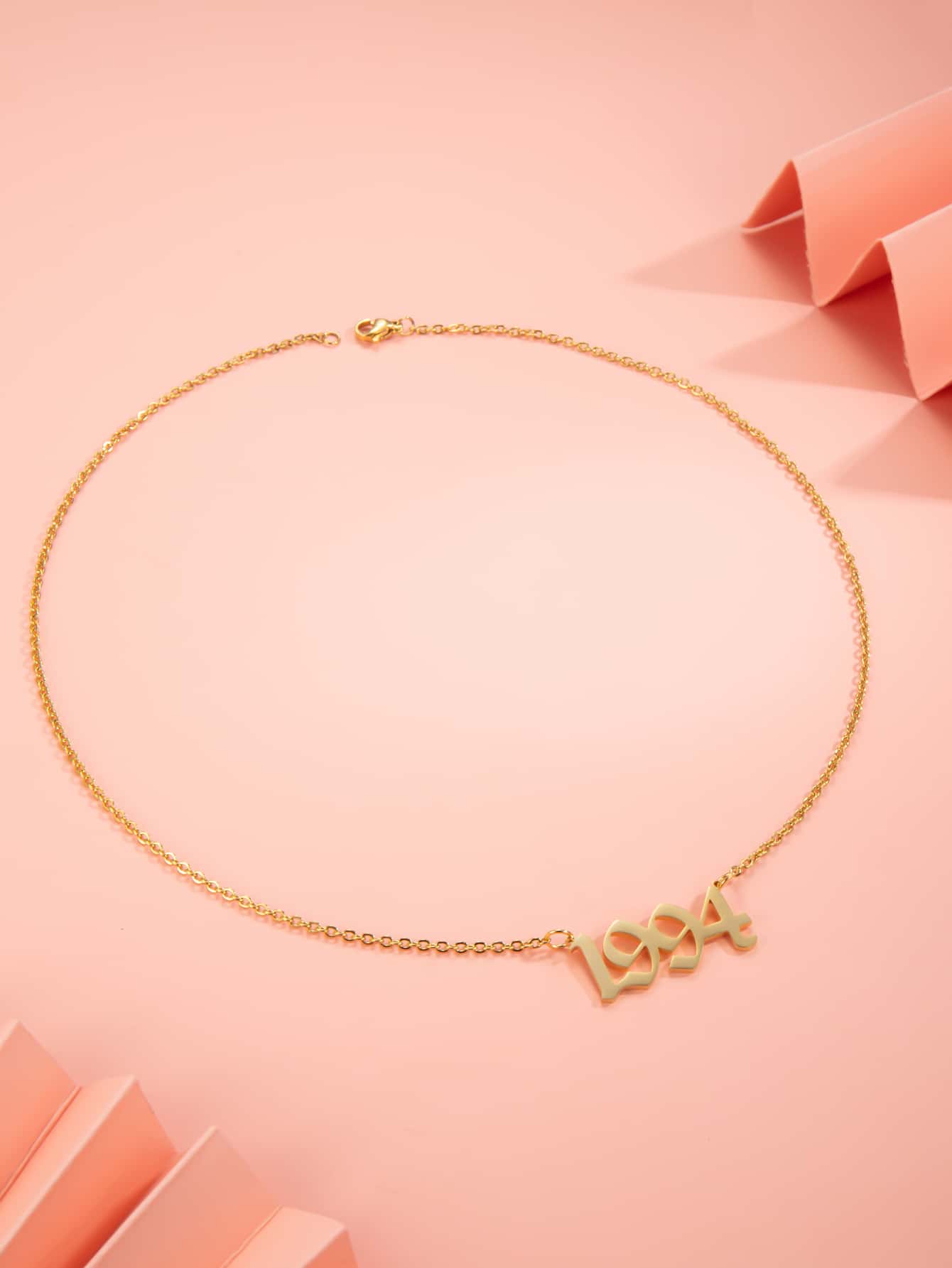 قلادة تعليقة