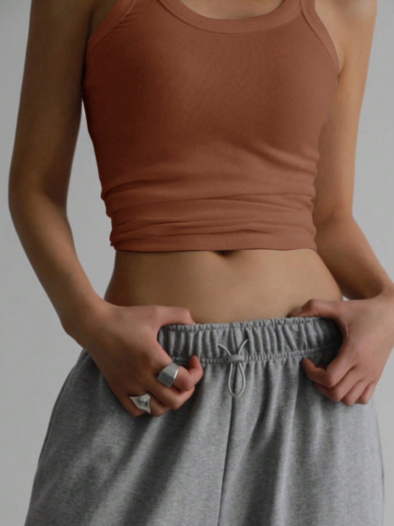 لباس علوي تانك موحدة اللون محبوك مضلع