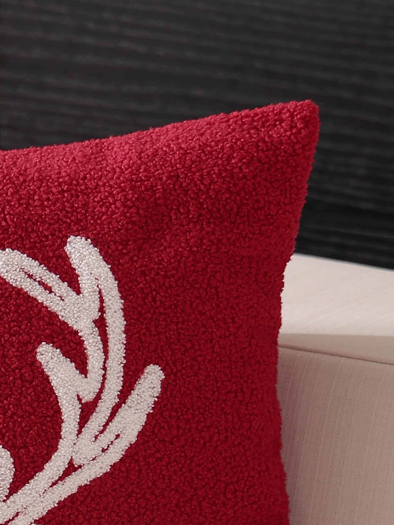 غطاء وسادة حمراء م مطرز عليها شعار الغزلان