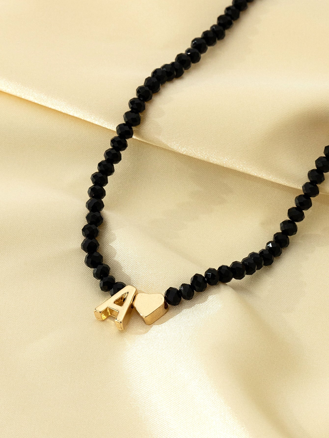 قلادة النمط البوهيمي أسود خرز حرف & بتعليقة القلب قطعة واحدة