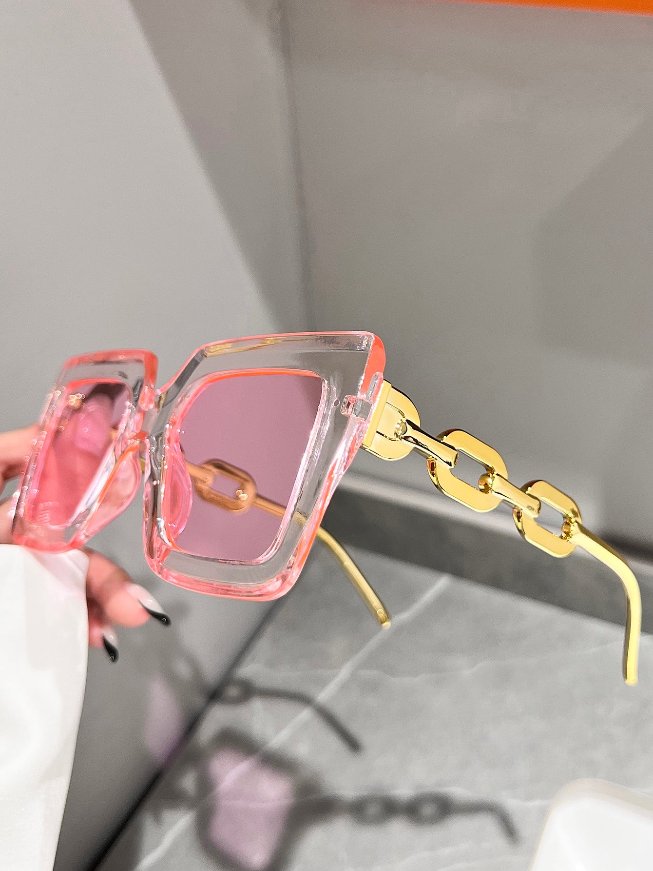 زوج من النظارات الشمسية ذات الإطار المربع الأنيق كاكسسوار للشاطئ للنساء