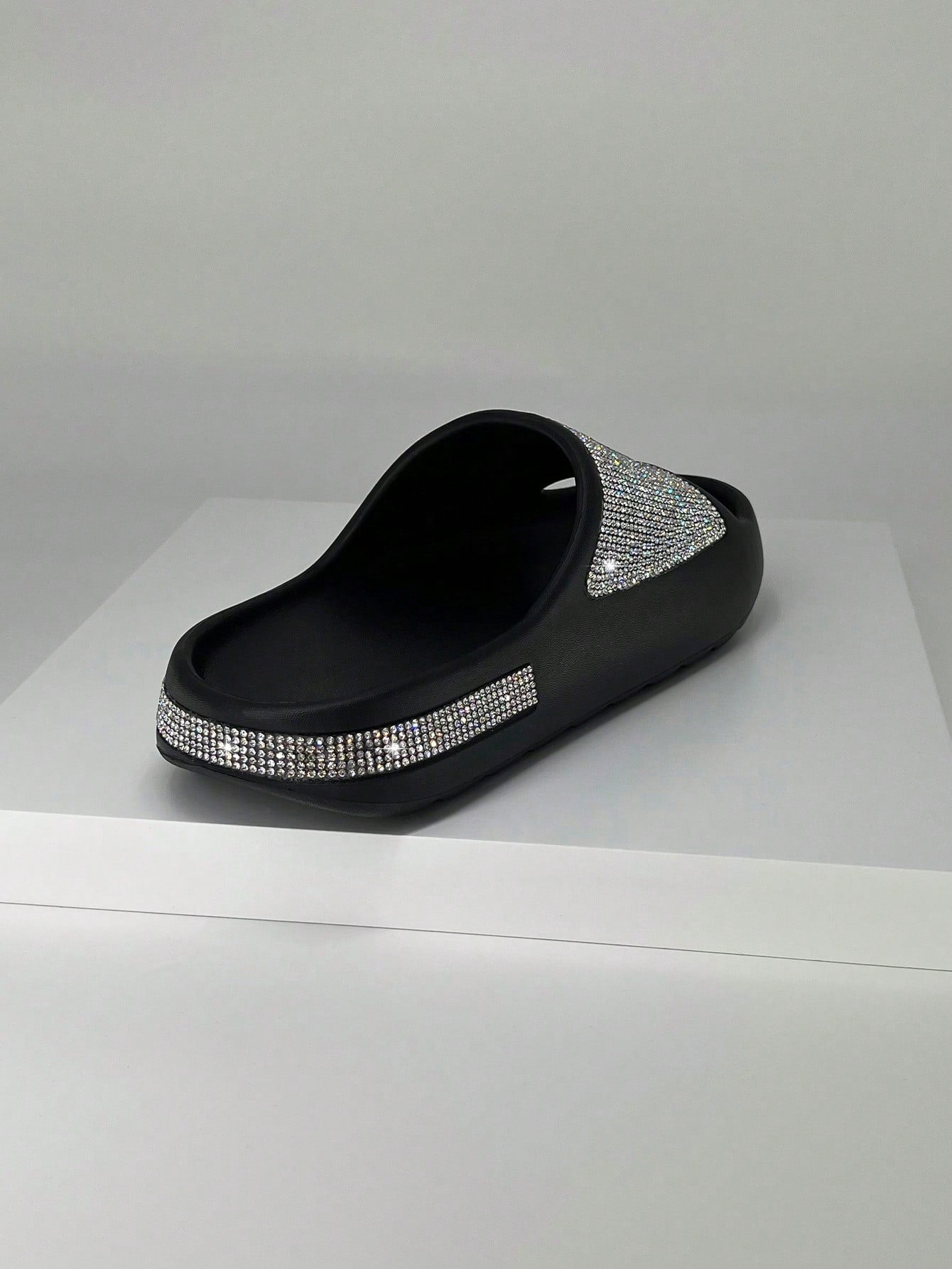 صندل نسائي مسطح بحجر الراين ونعل سميك، شبشب خارجي أنيق، أسود