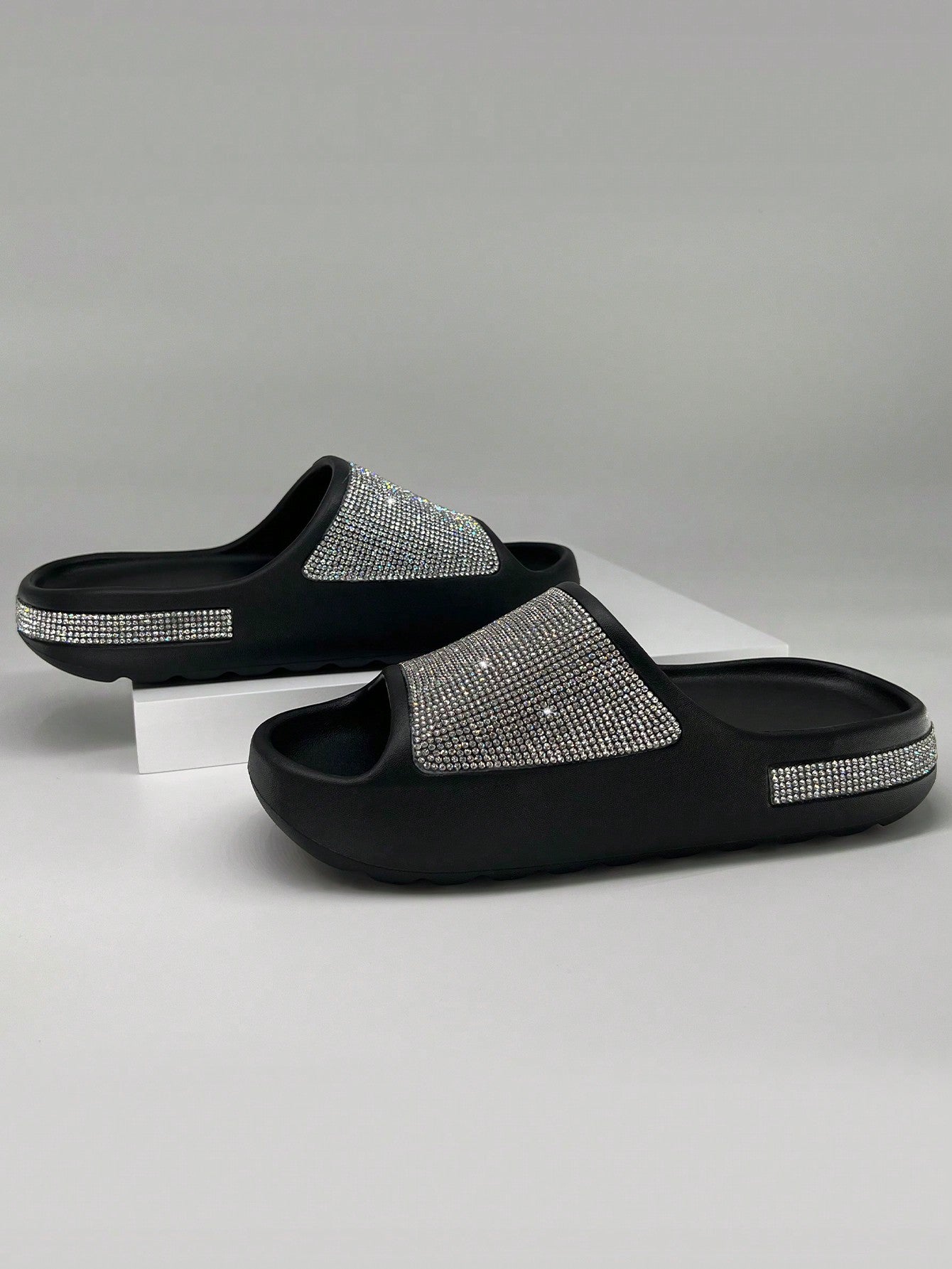 صندل نسائي مسطح بحجر الراين ونعل سميك، شبشب خارجي أنيق، أسود