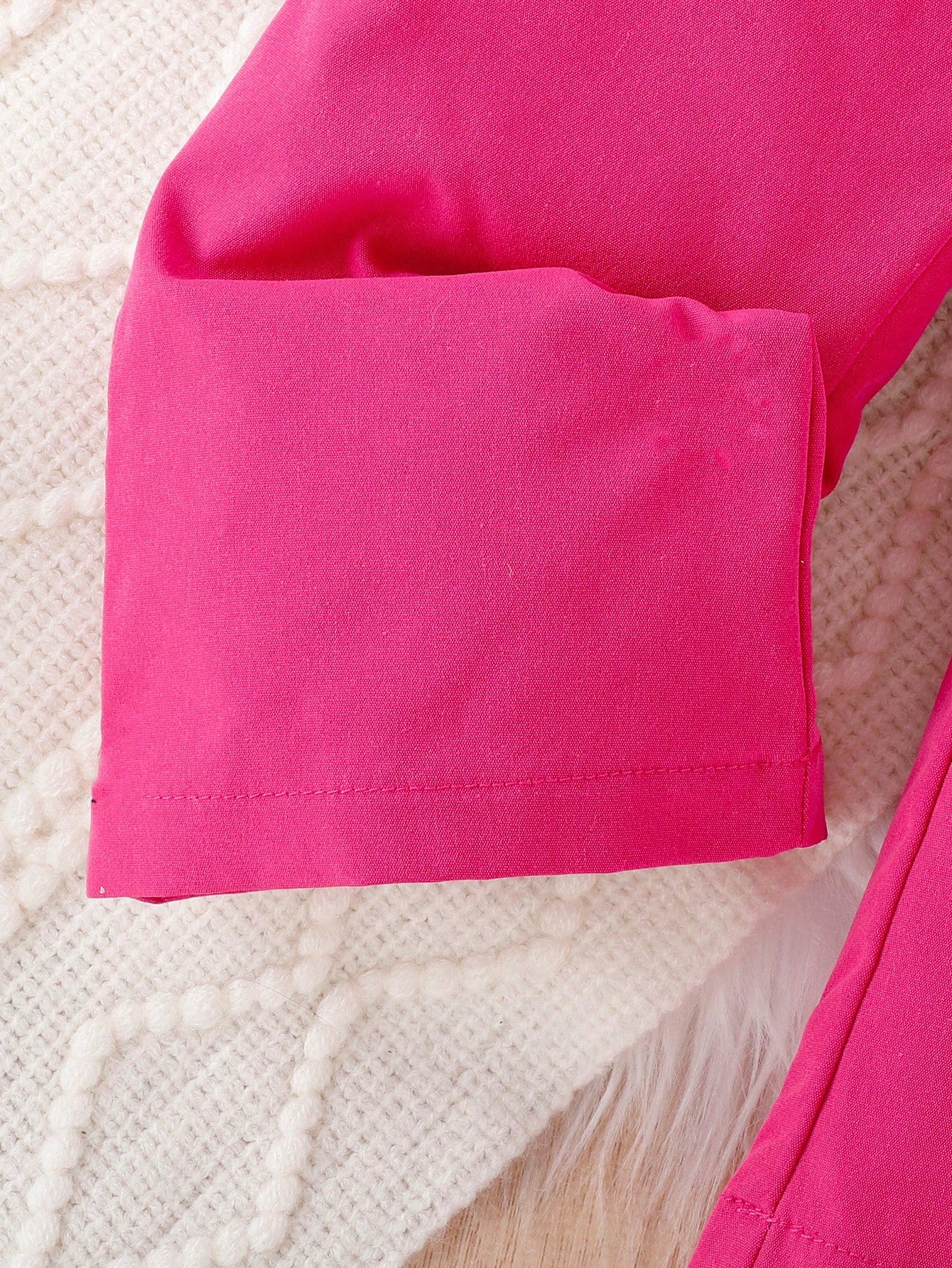 سترة بحزام ومزخرفة بكشكشة للفتيات الصغيرات وبلوزة وسروال كامي