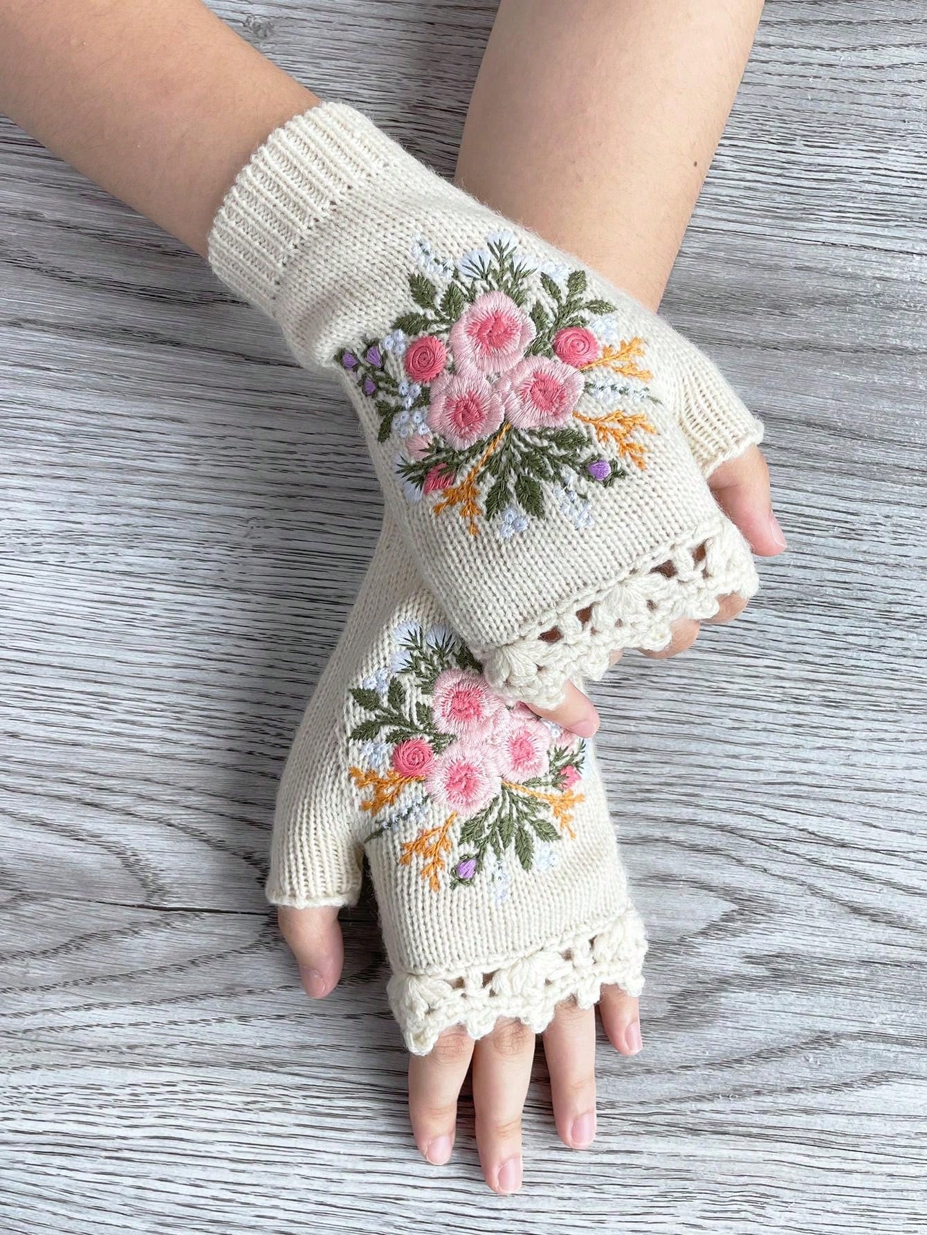 قفازات حريمي من أسلوب الفينتج اليدوي محبوكة بطرف من الكروشيه ومزينة بزهرة مطرزة وتغطية للأصابع ، لفصلي الخريف والشتاء