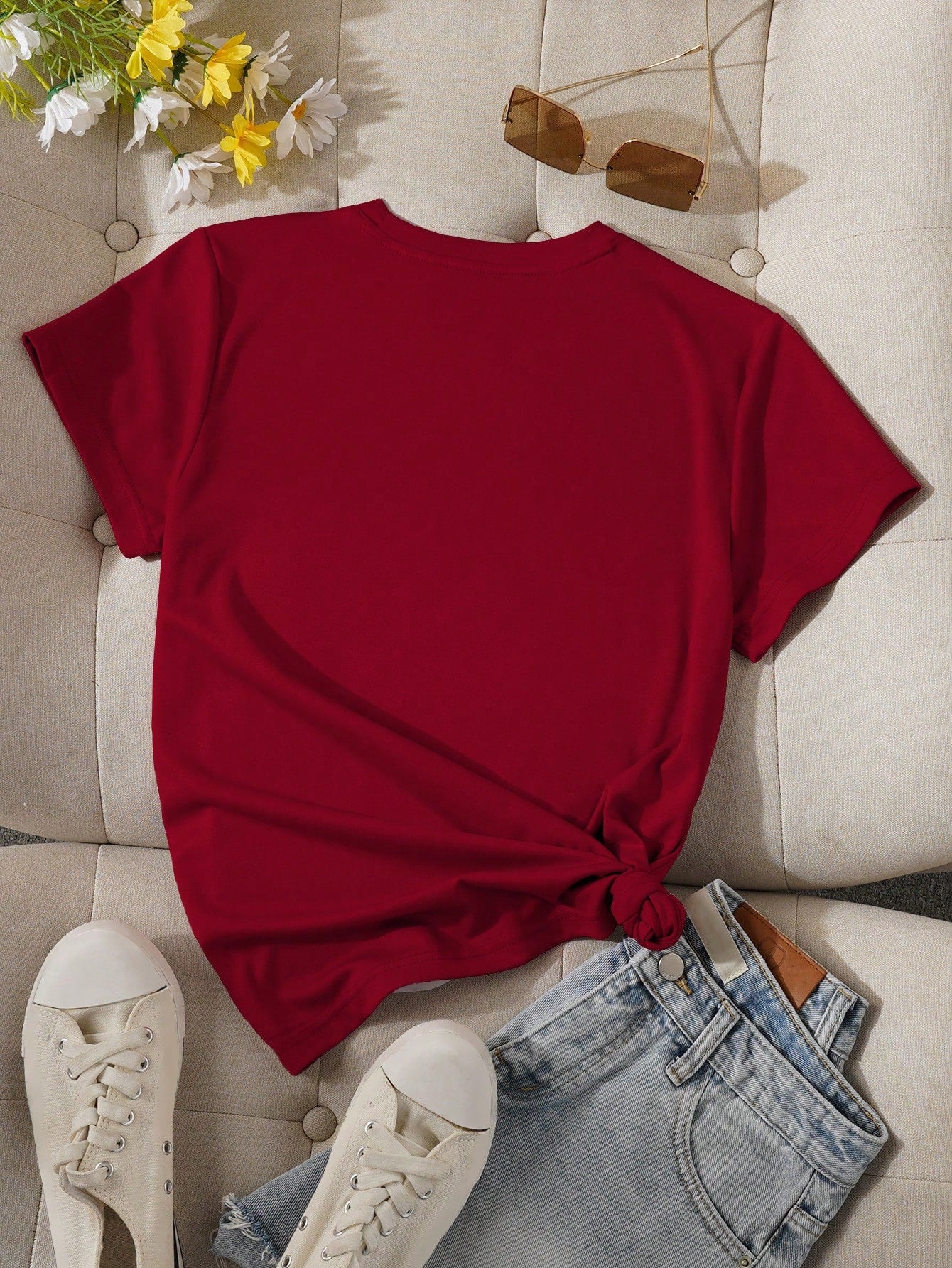 تي شيرت بطباعة زهر وفراشة