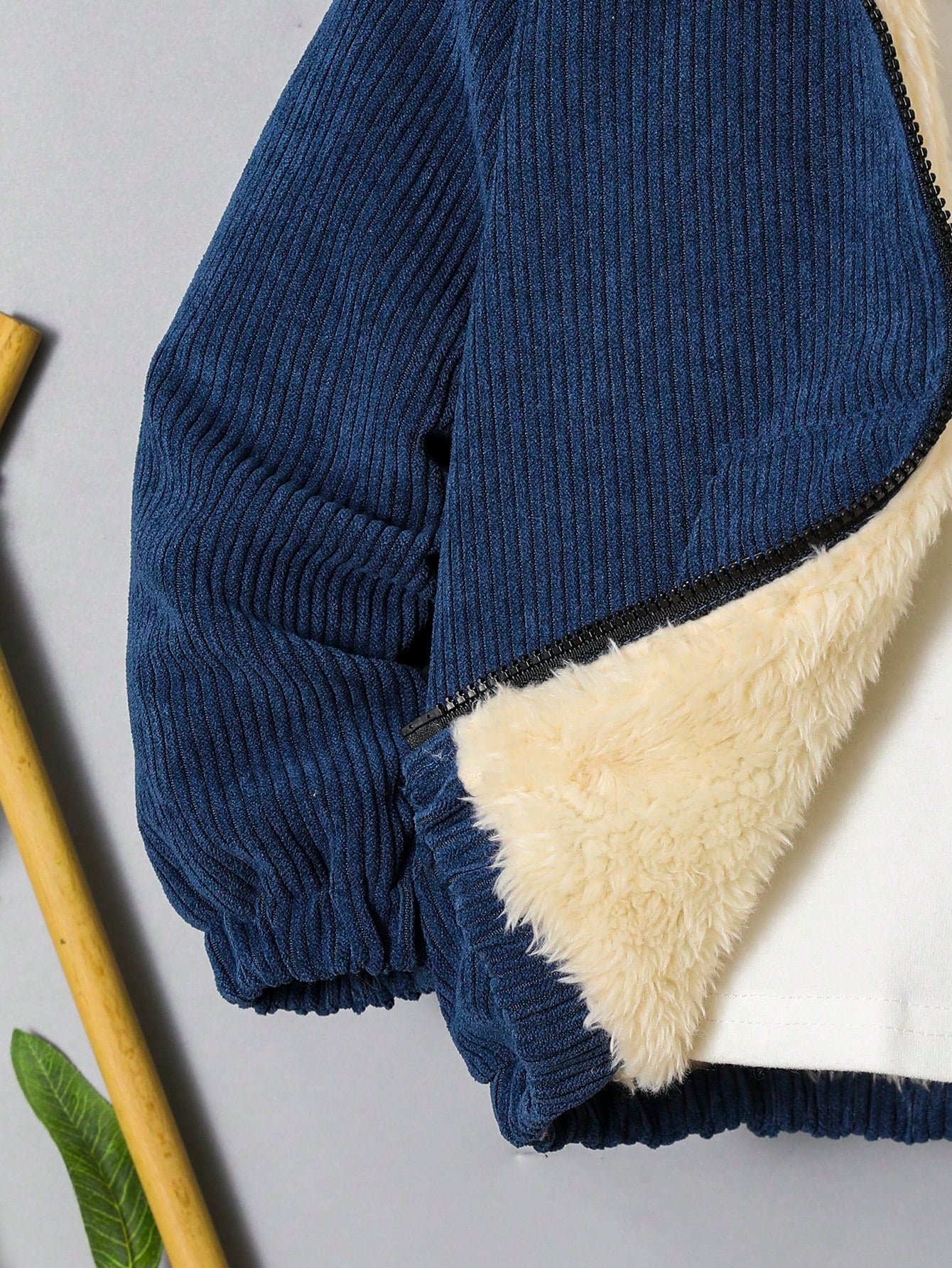 جاكيت تفاصيل مرقع بعبارة بطباعة تيدي قبعة مع بنطلون بدون تي شيرت للاولاد الاطفال