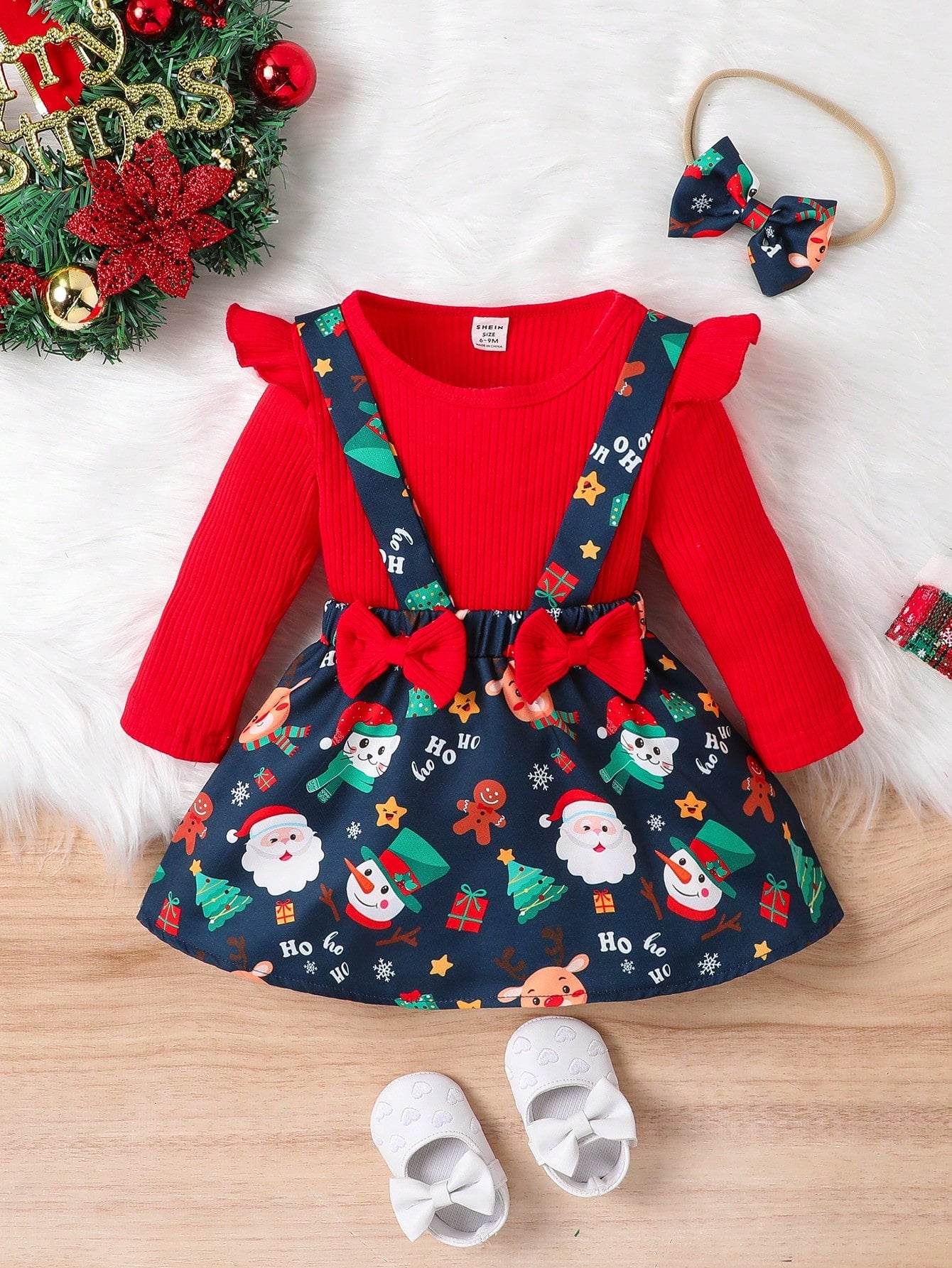 بدلة قطعة واحدة للفتيات الصغيرات ذات حواف مكشكشة وتنورة بحمالات أمامية بفيونكة مطبوعة لعيد الميلاد وعصابة رأس