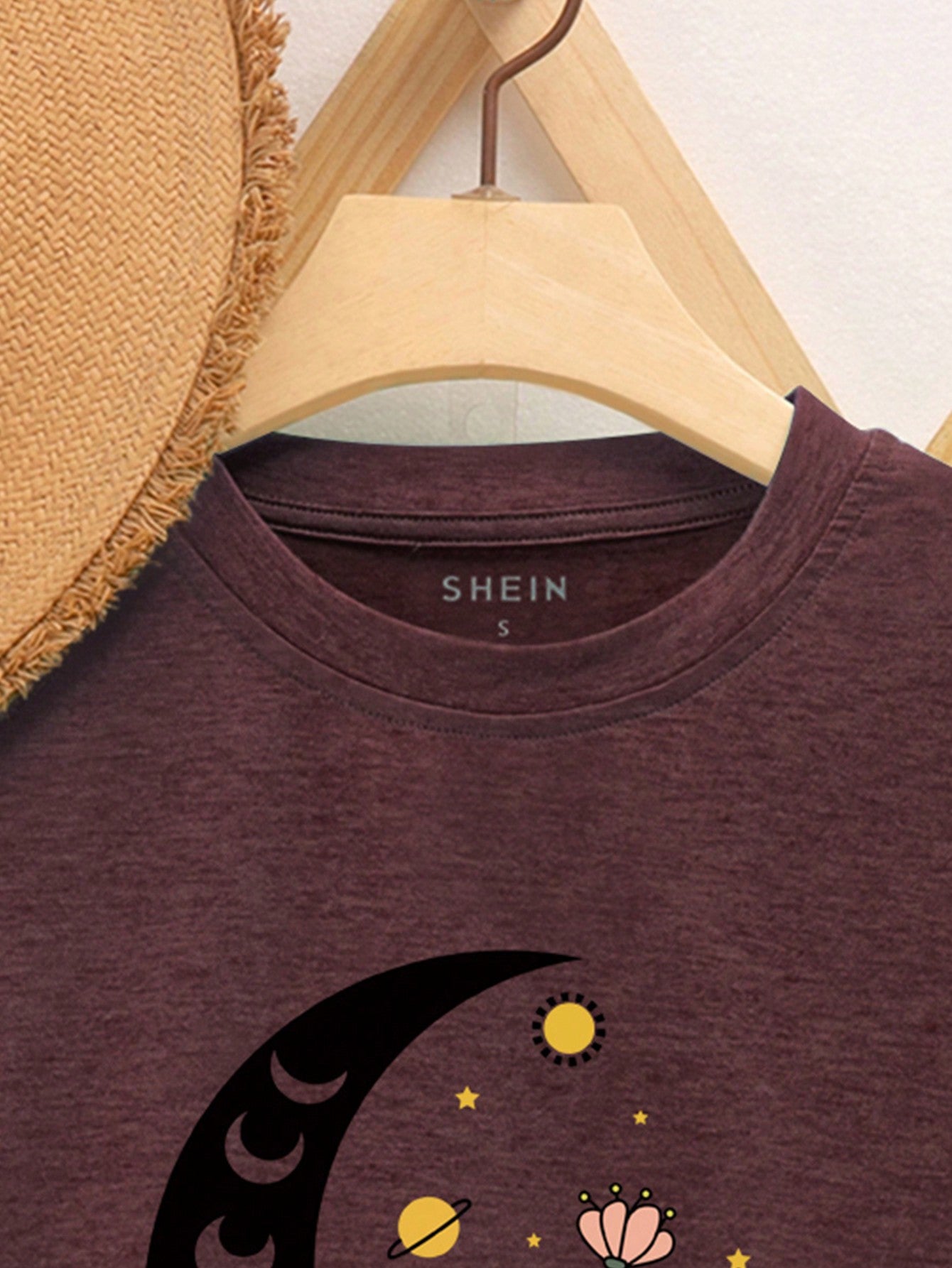 تي شيرت قمر & طباعة الأزهار