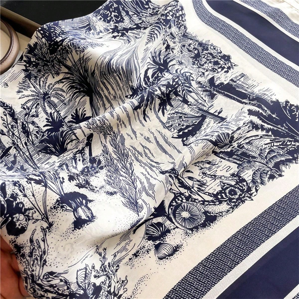 وشاح حريري فاخر