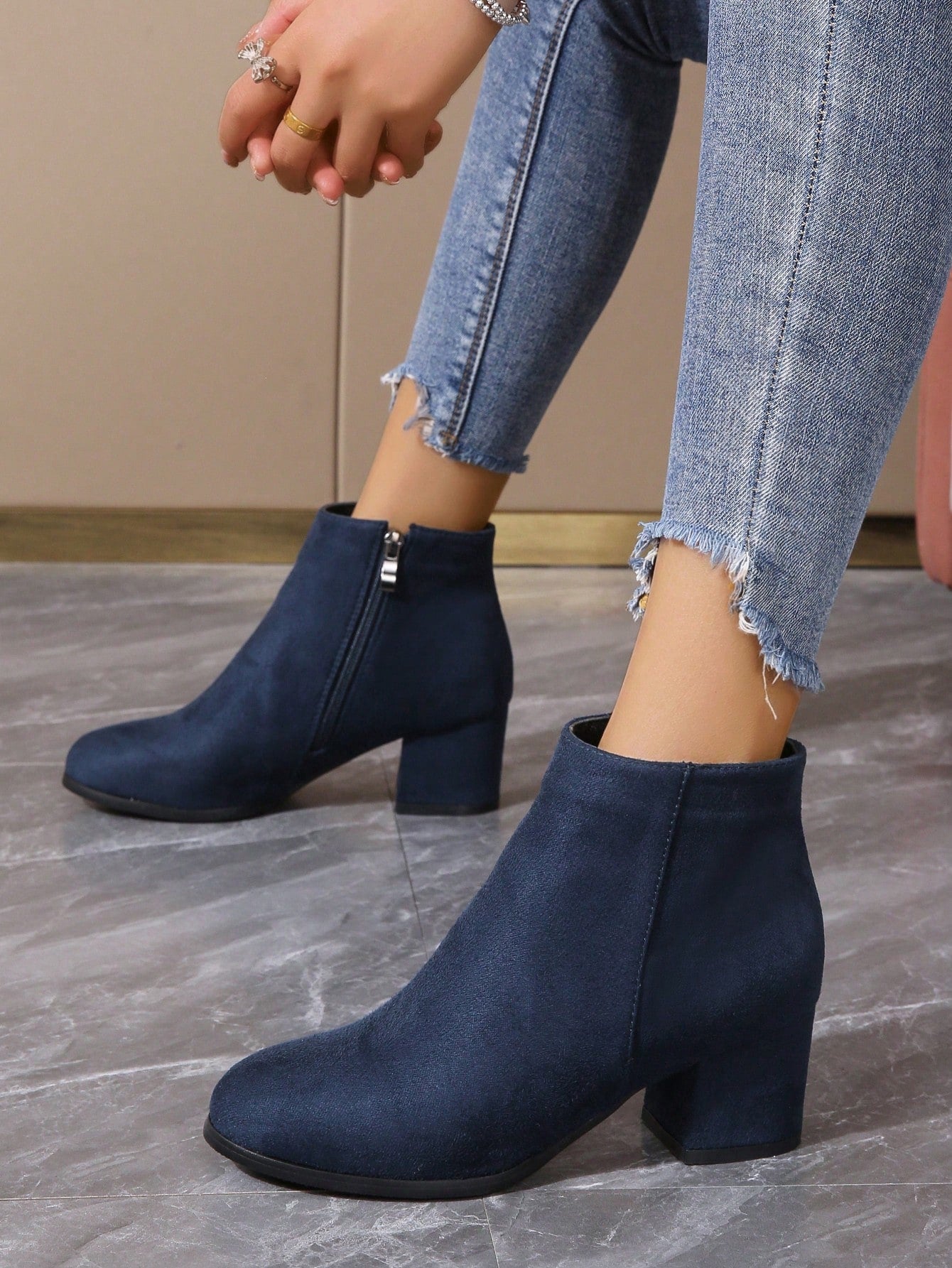 أحذية بوت كاحل وجوارب نسائية