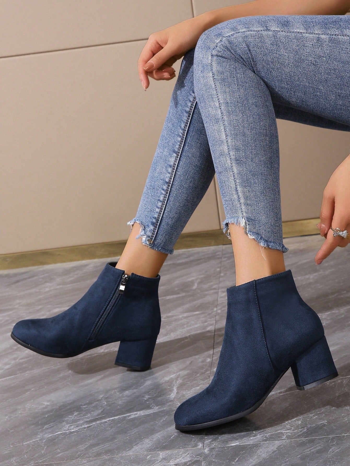 أحذية بوت كاحل وجوارب نسائية