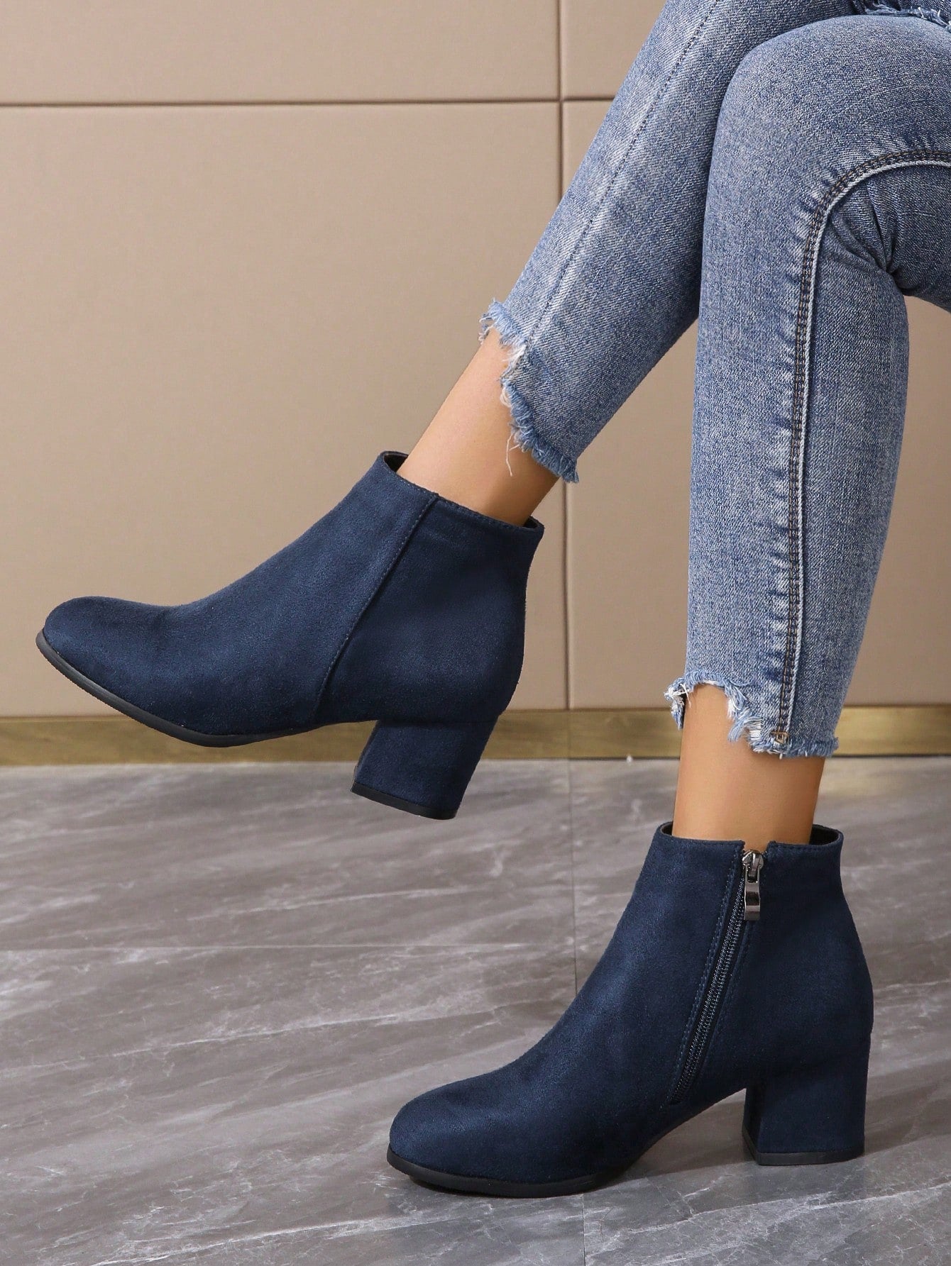 أحذية بوت كاحل وجوارب نسائية