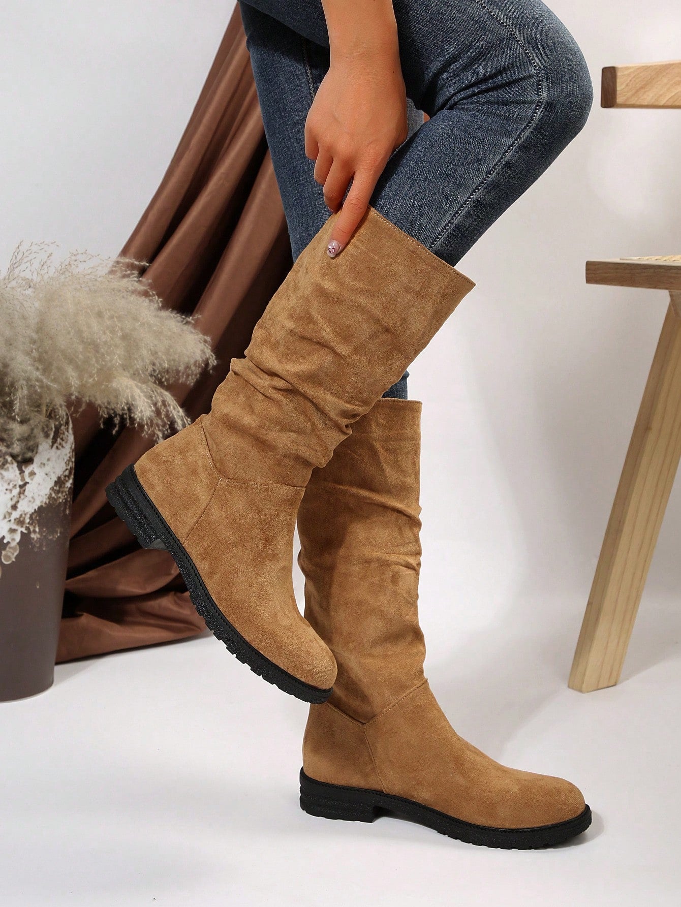 حذاء نسائي أنيق بطلة جلد الغزال البني ونعل أسود لنصف الساق في الخريف والشتاء