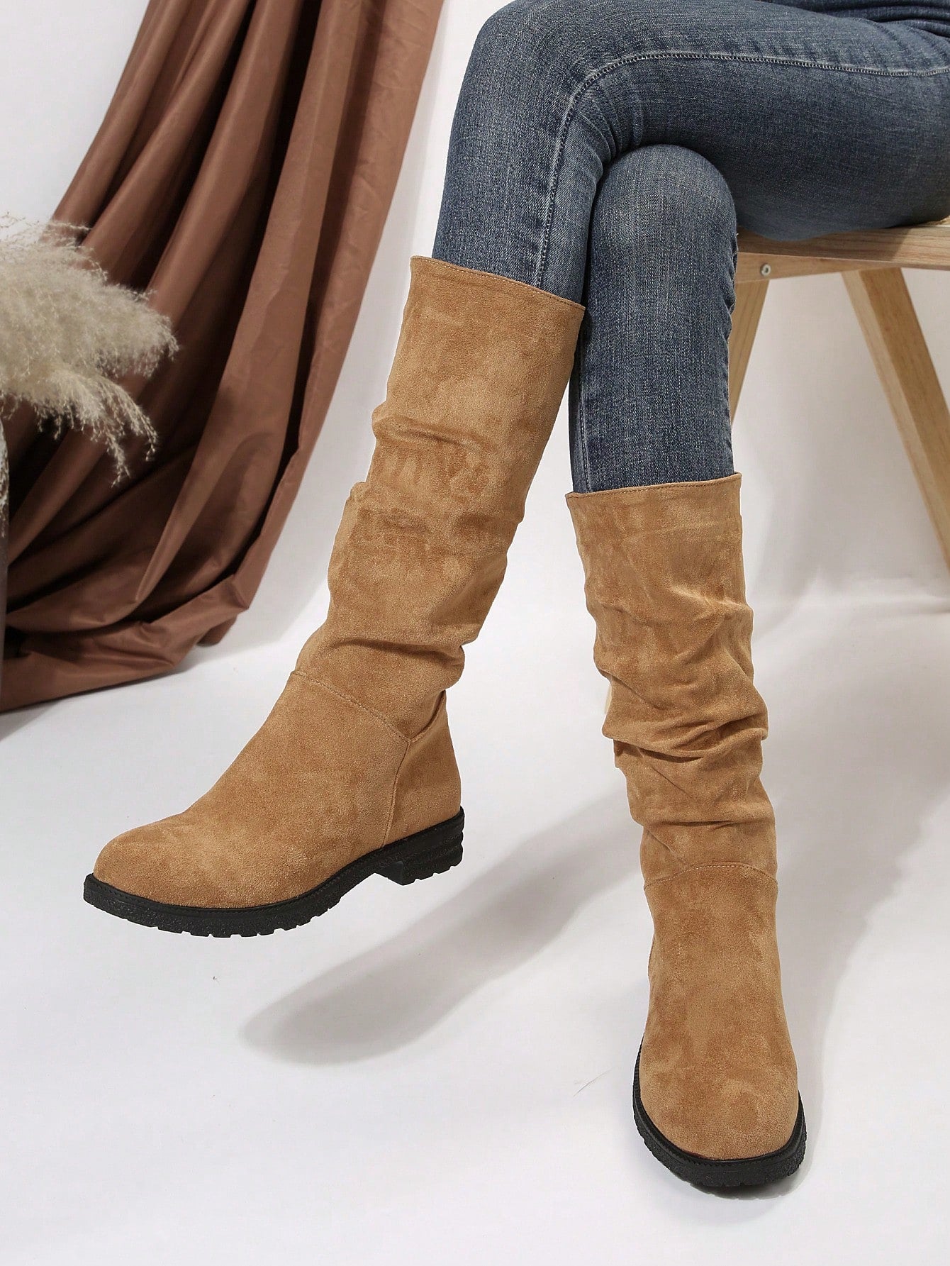 حذاء نسائي أنيق بطلة جلد الغزال البني ونعل أسود لنصف الساق في الخريف والشتاء