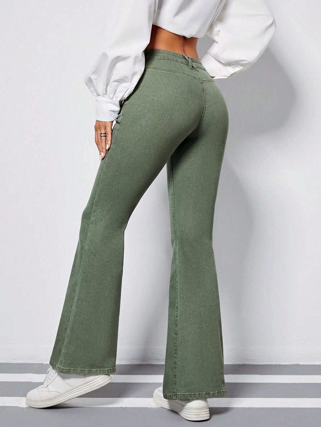 بنطلون جينز واسع من الاسفل جيب قلاب