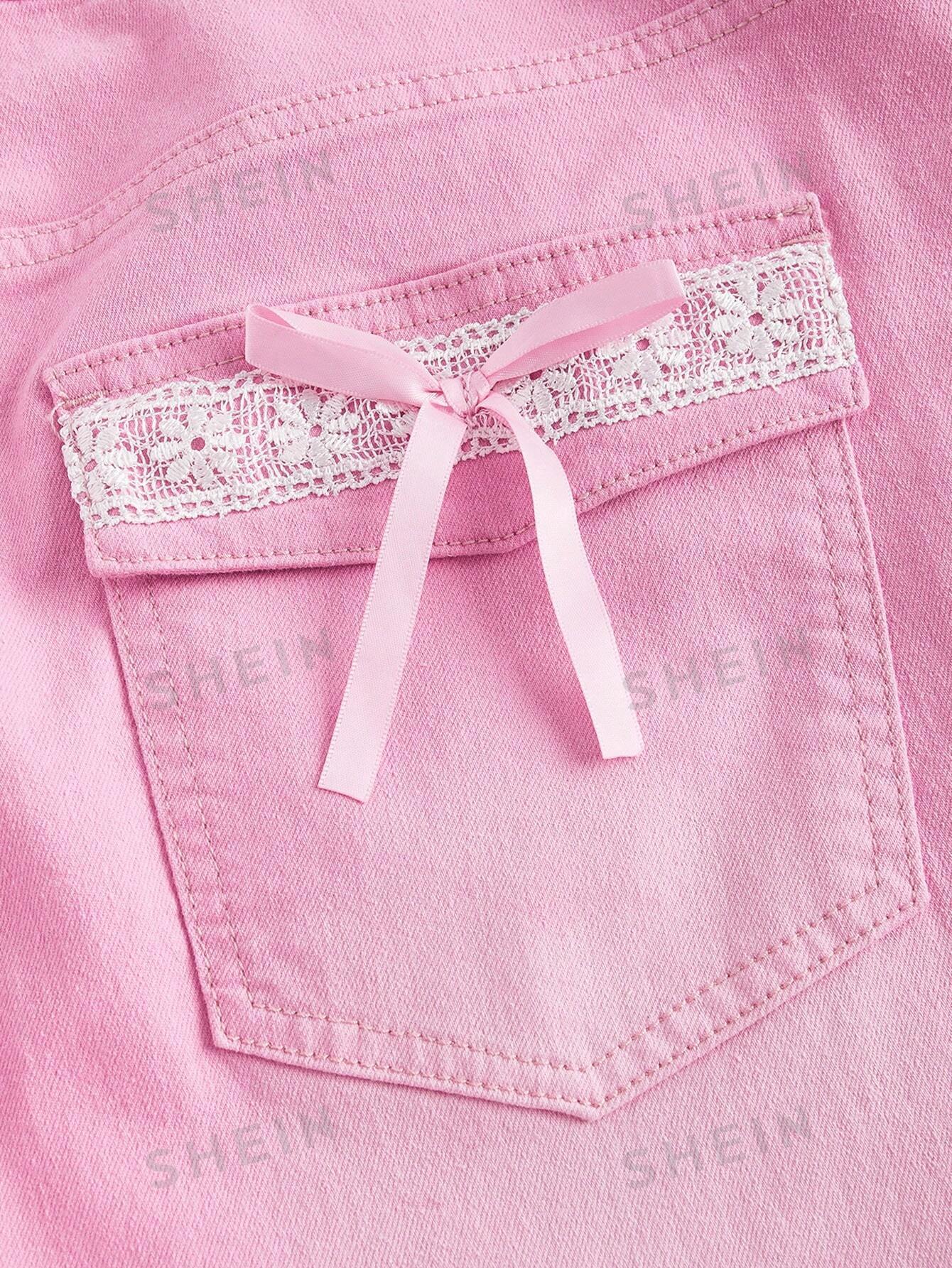 سروال جينز بساق متسعة وفيونكة من الدانتيل متباين، مناسب للمدرسة