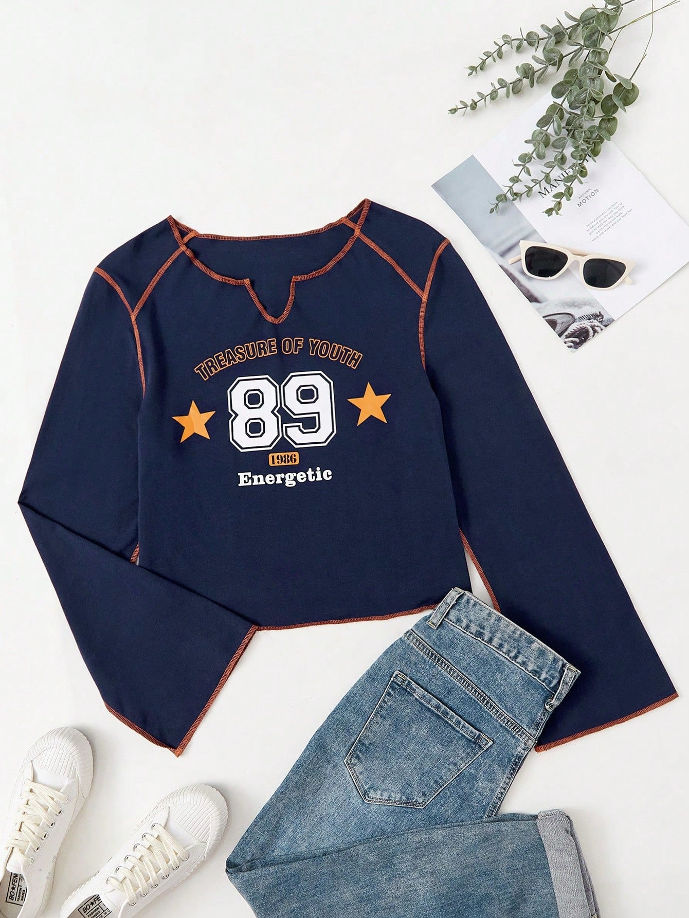 تي شيرت بطباعة أحرف شريط منسوج خط عنق مفتوح مقاس كبير