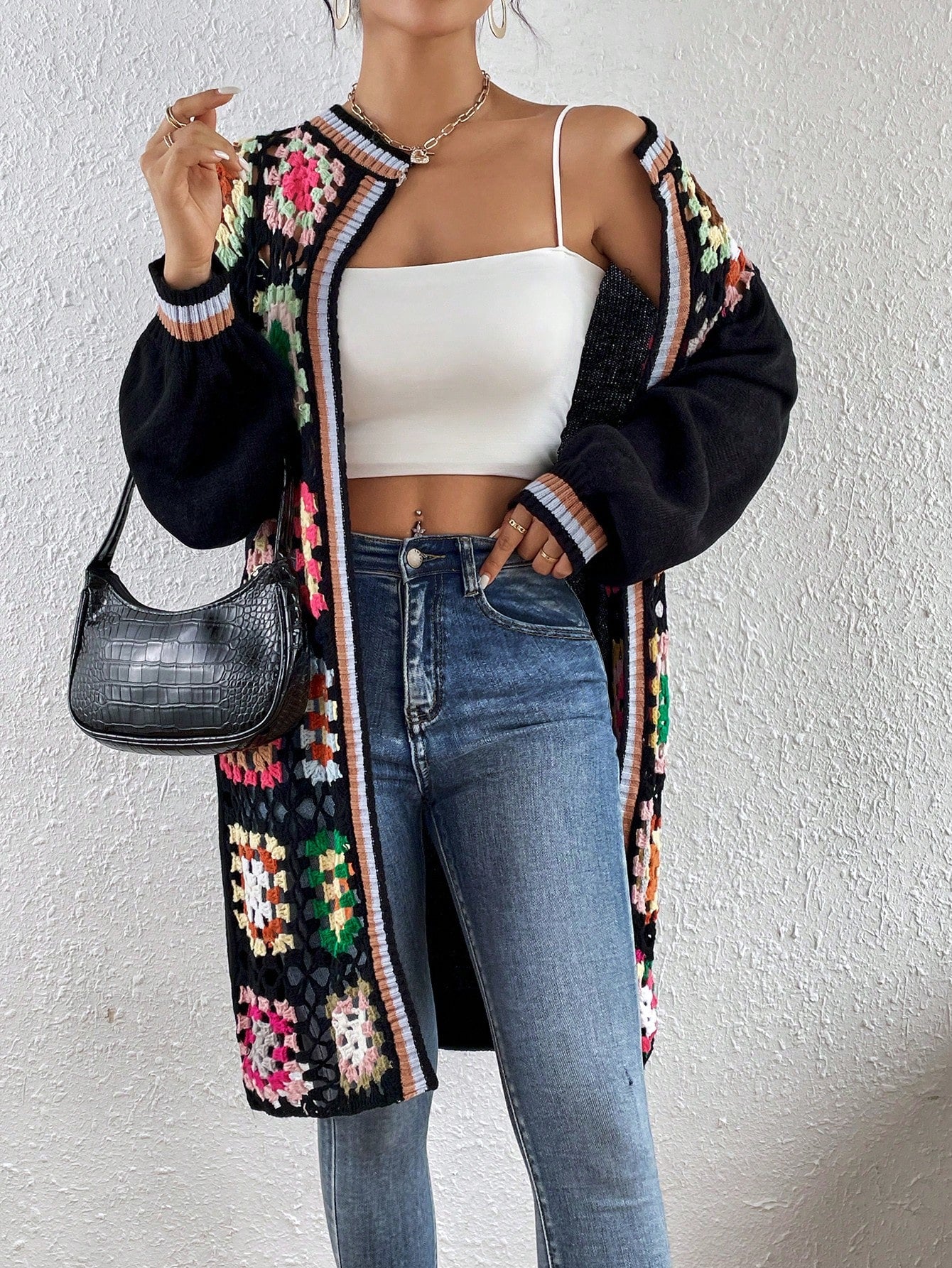 كارديجان بكتف سقاط, بأشرطة مخططة بنمط هندسي