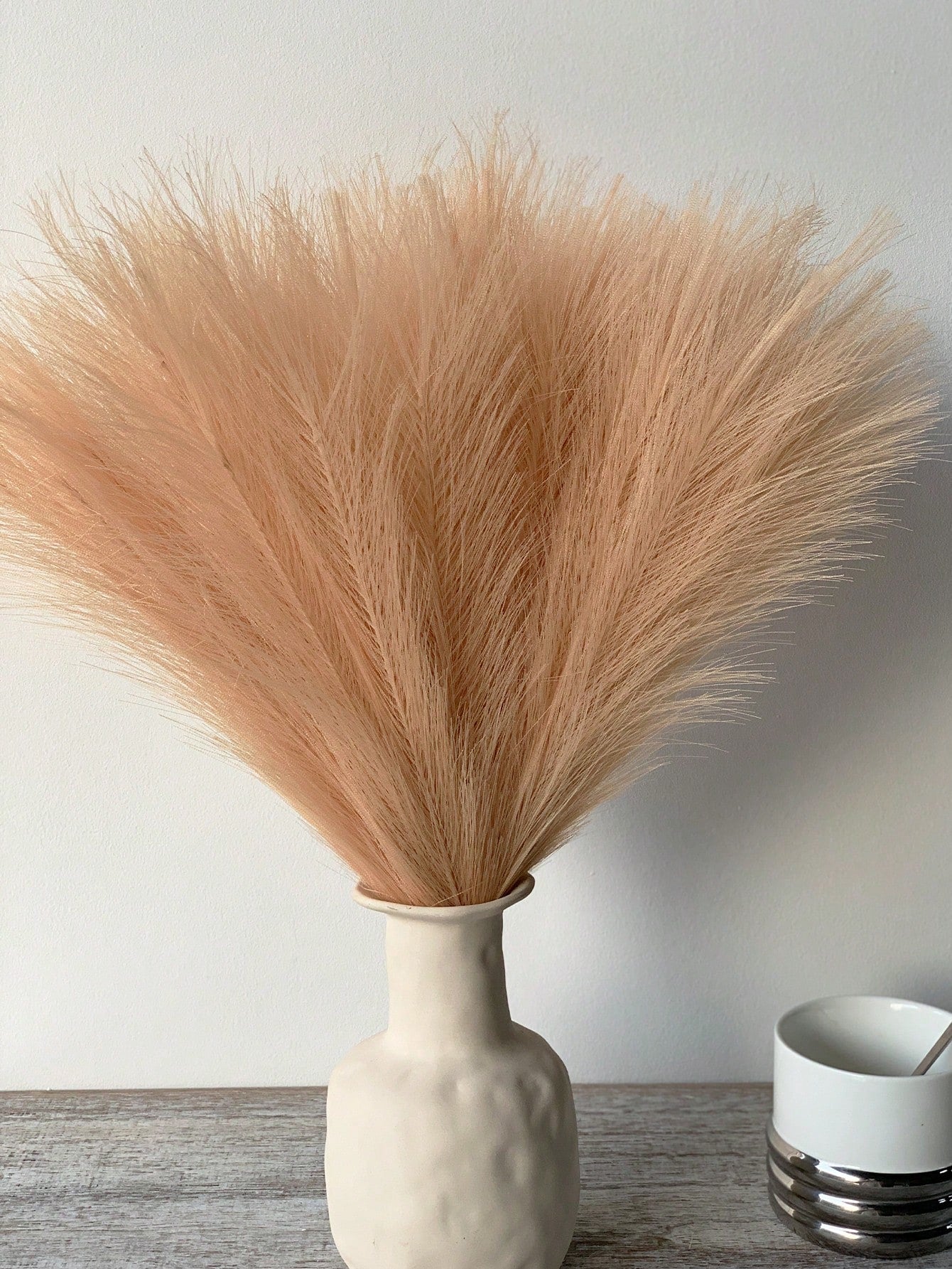 نبات صناعي من الألياف قصير الساق مكون من 6افرع زهرية لنبات الريش في لون الكاكي