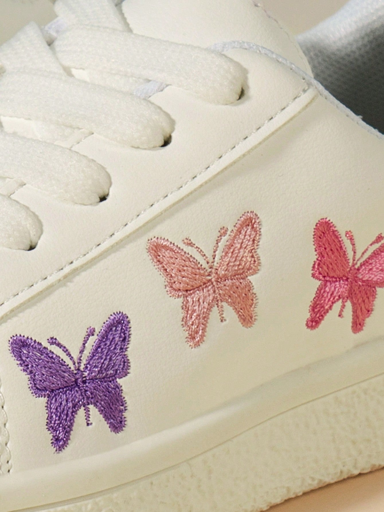 حذاء رياضي مسطح للفتيات بتطريز فراشة مقاوم للماء ومانع للانزلاق، ملائم لجميع الفصول الأربعة