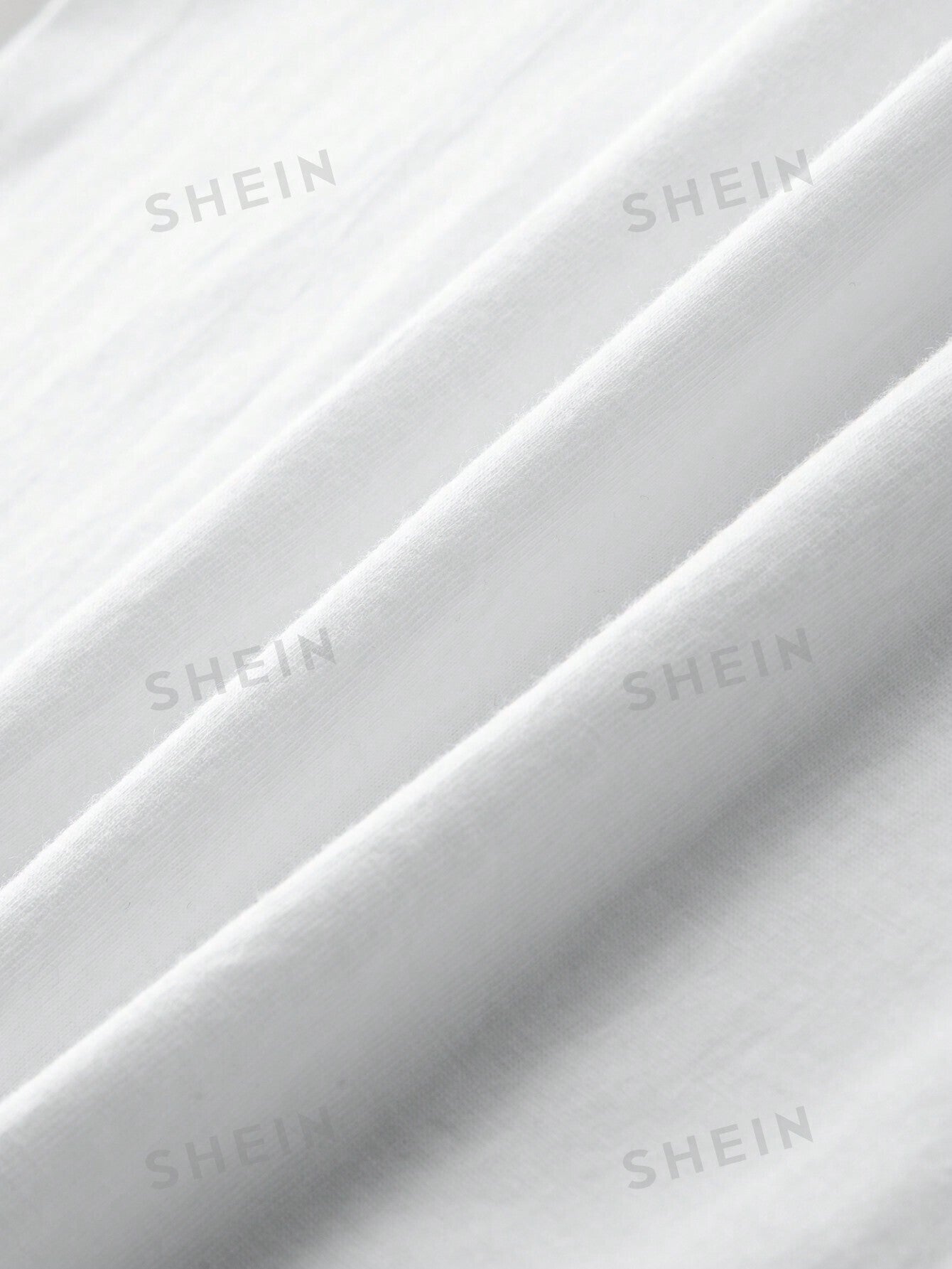 قميص رقبة دائرية برسم رسوم هندسية