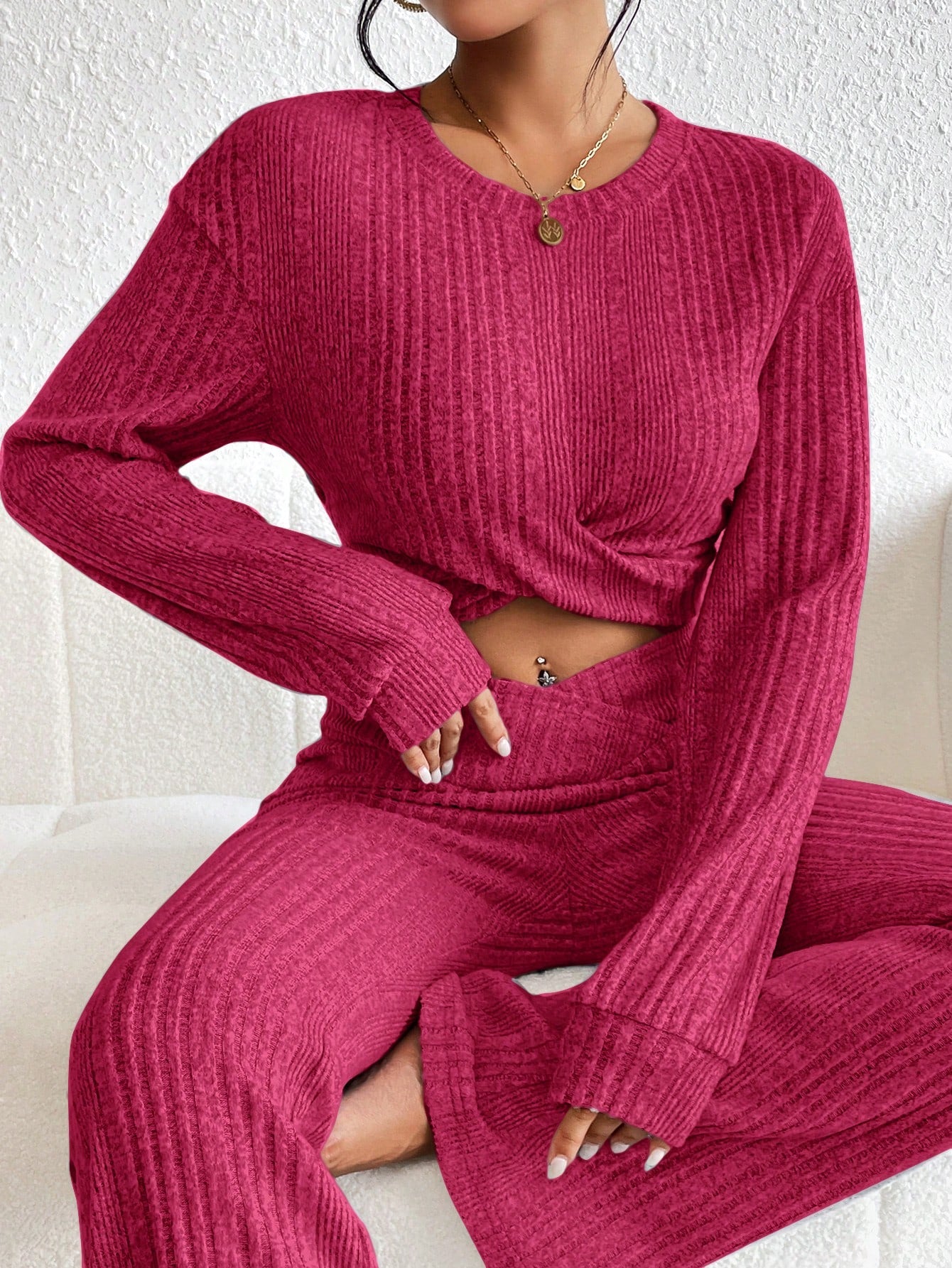 قميص ثقيل قصير موحدة اللون منخفض الاكتاف متقاطع