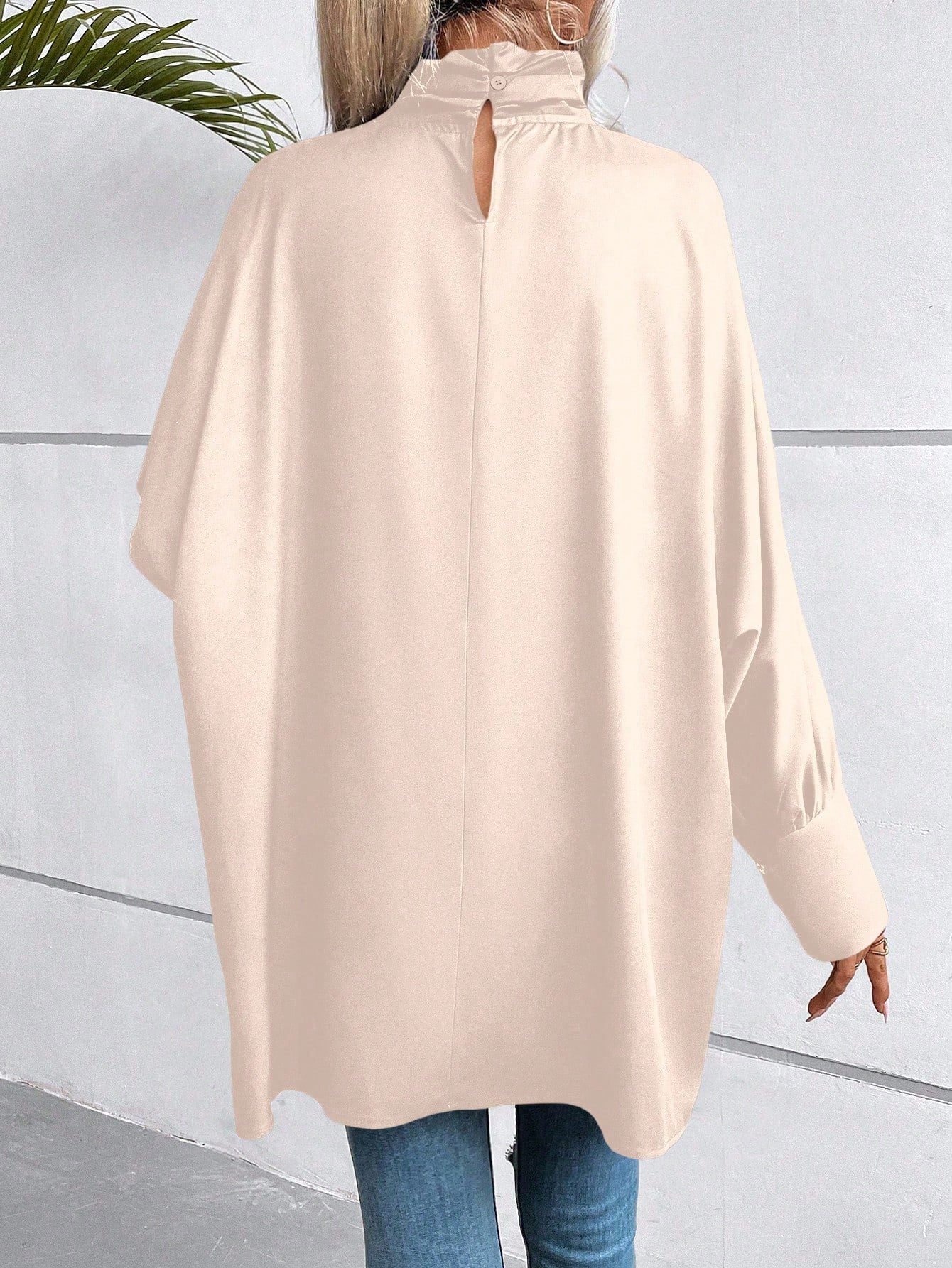 بلوزة جرافيك شخص اكمام جناح الخفاش