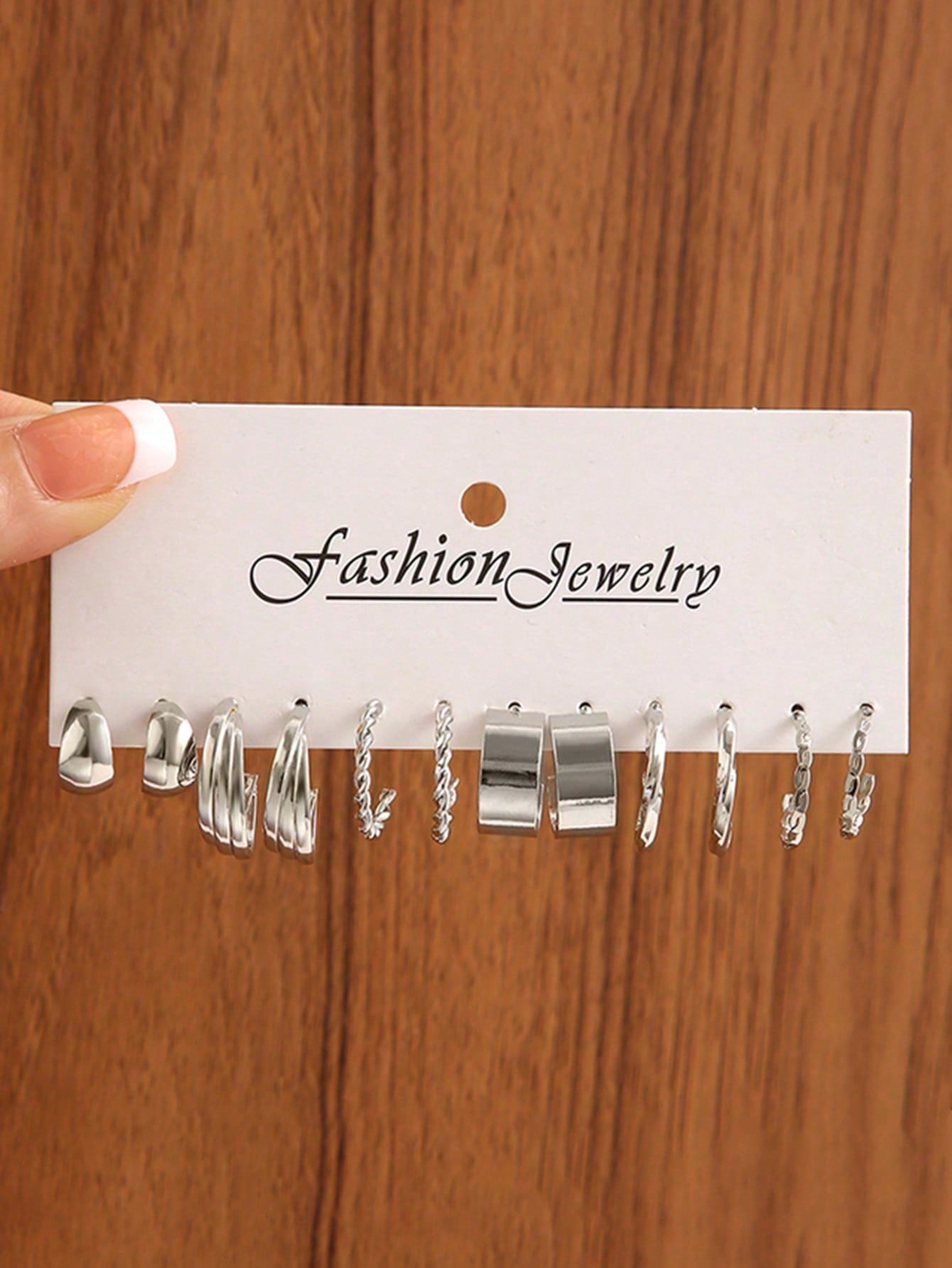 مجموعة 12 قطعة من الأقراط الهندسية البسيطة المصنوعة من اللؤلؤ الصناعي والمعدن للنساء، هدية للأعياد والمواعيد العاطفية والإرتداء اليومي