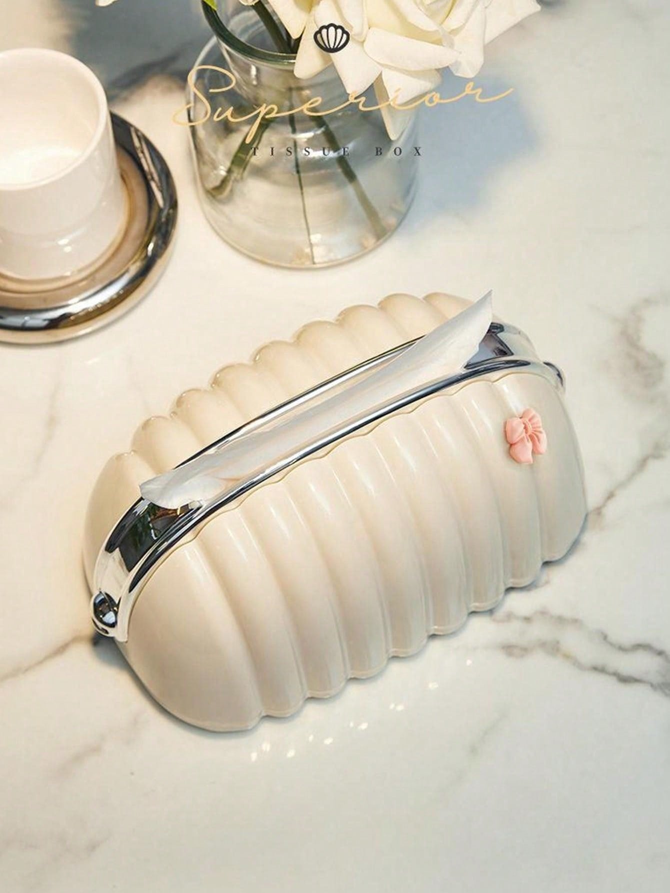 صندوق مناديل على شكل خبز بتصميم مبتكر ودافئ مع تصميم صدفة، تزينها زهرة الفراشة والربطة، مناسبة للاستخدام في الحمام وغرفة المعيشة وعلى المكتب.