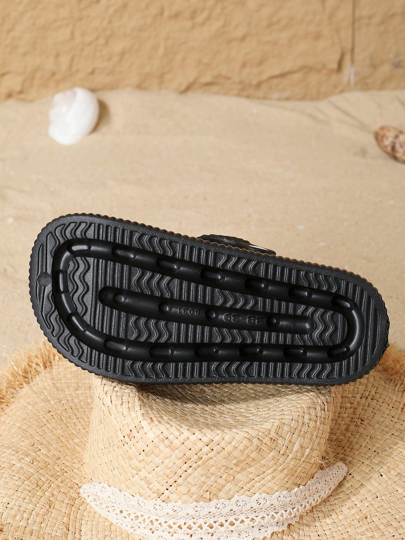 نعل شبشب نسائية بإطلالة مفتوحة على الأصابع و كعب سميك ، عصرية ، مريحة ، لا تنزلق ، مناسبة للشاطئ و الأنشطة الخارجية ، مصنوعة من إيفا