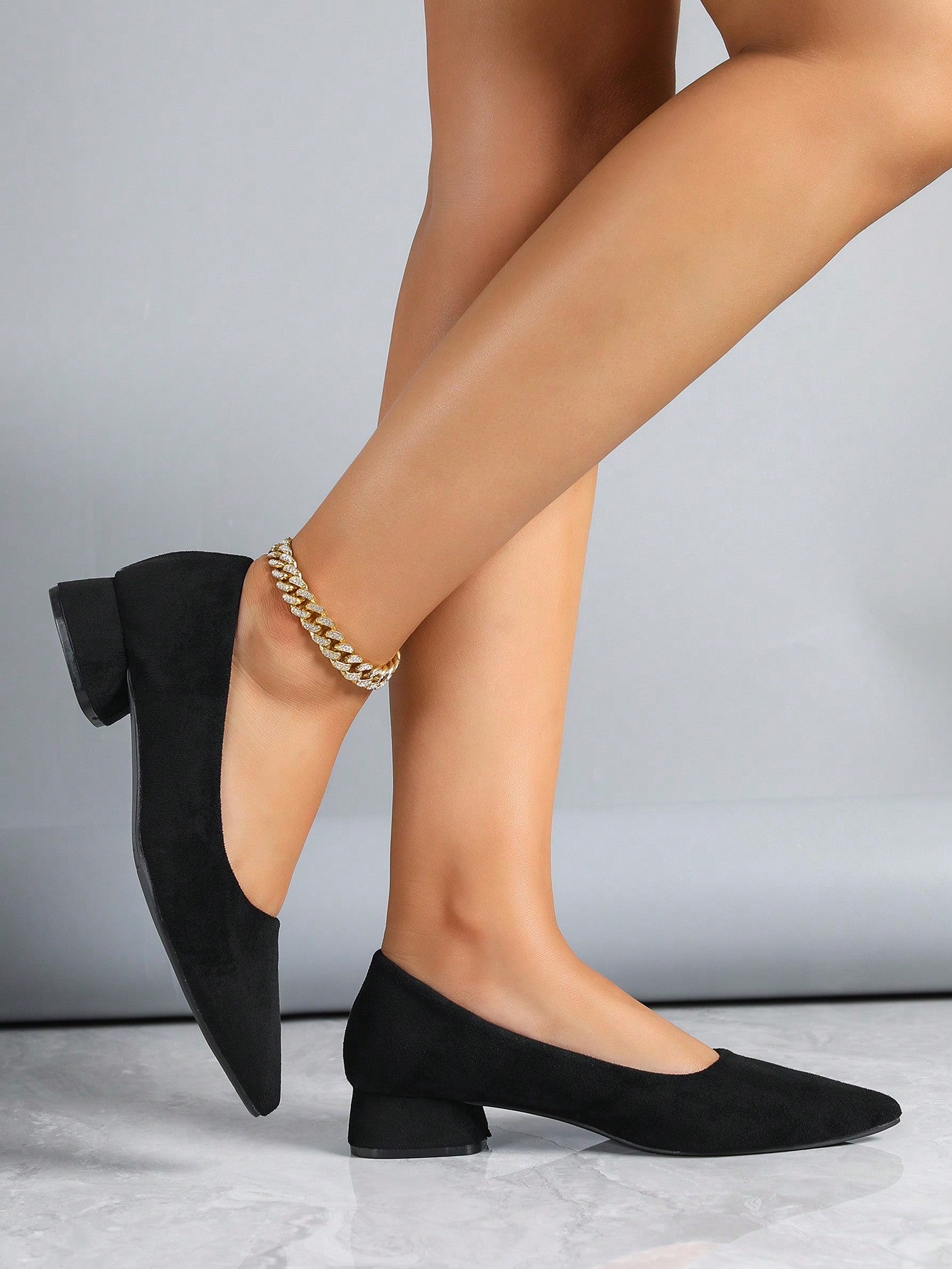 حذاء نسائي مسطح من المخمل الصناعي بتصميم بسيط