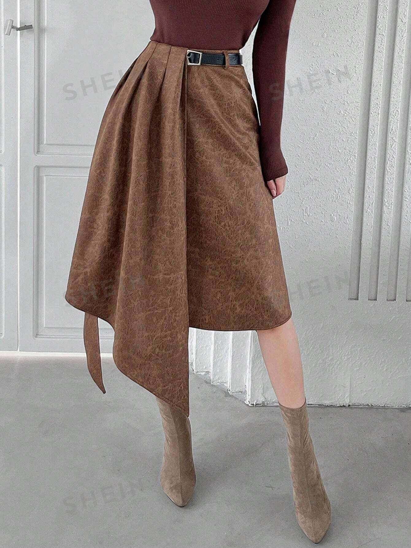 تنورة نسائية بطيات بحاشية غير متماثلة مع حزام