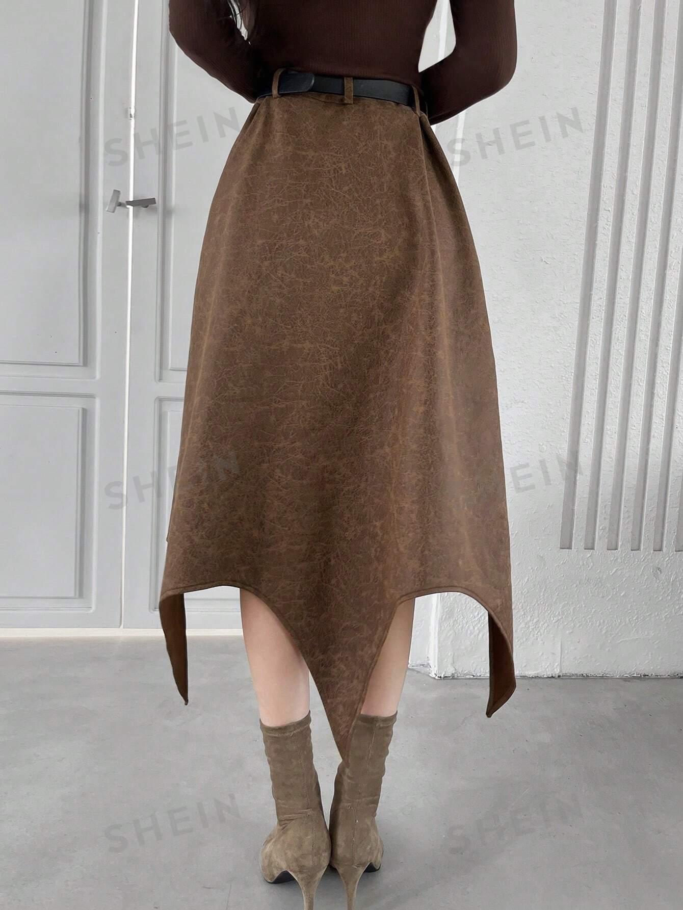 تنورة نسائية بطيات بحاشية غير متماثلة مع حزام