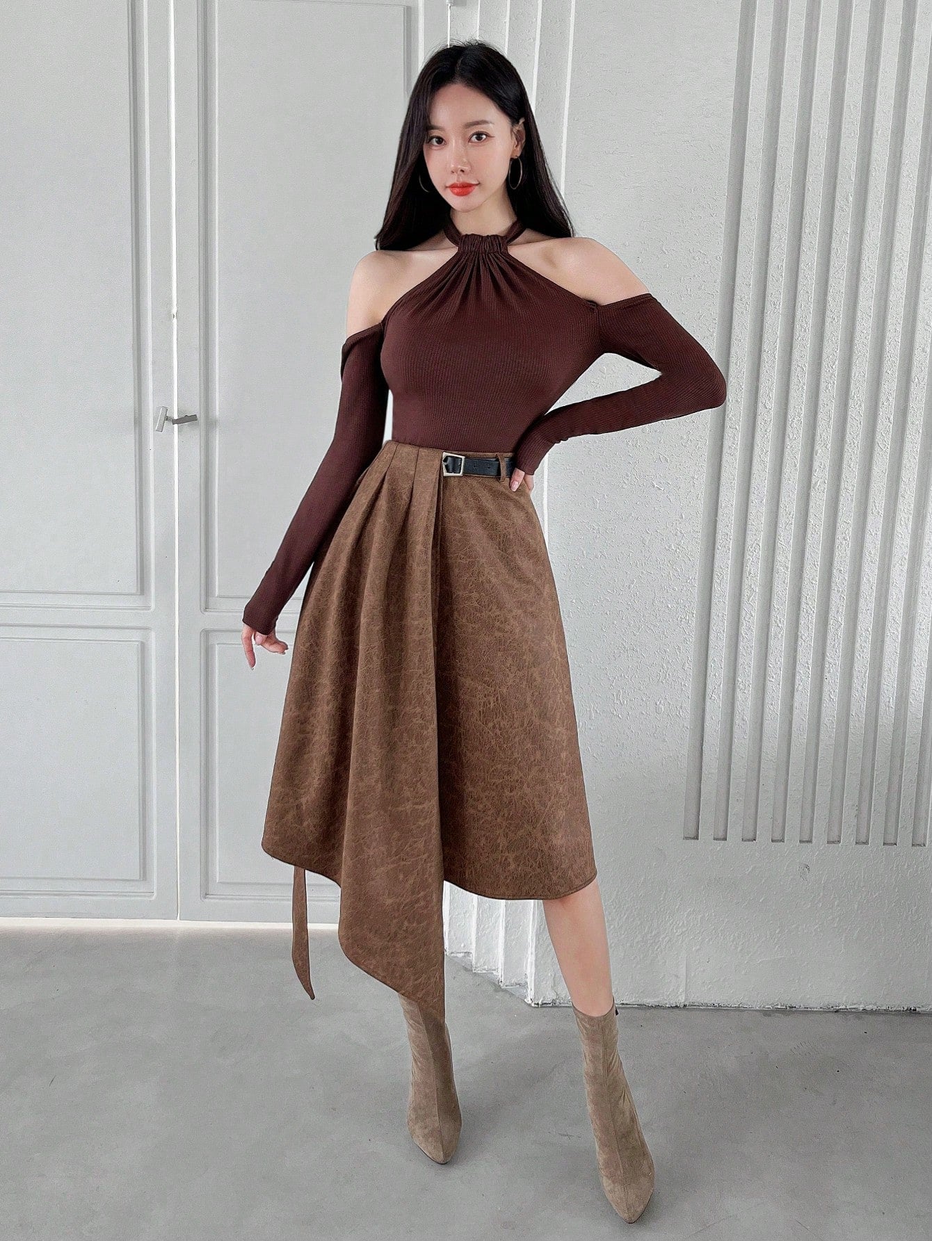 تنورة نسائية بطيات بحاشية غير متماثلة مع حزام