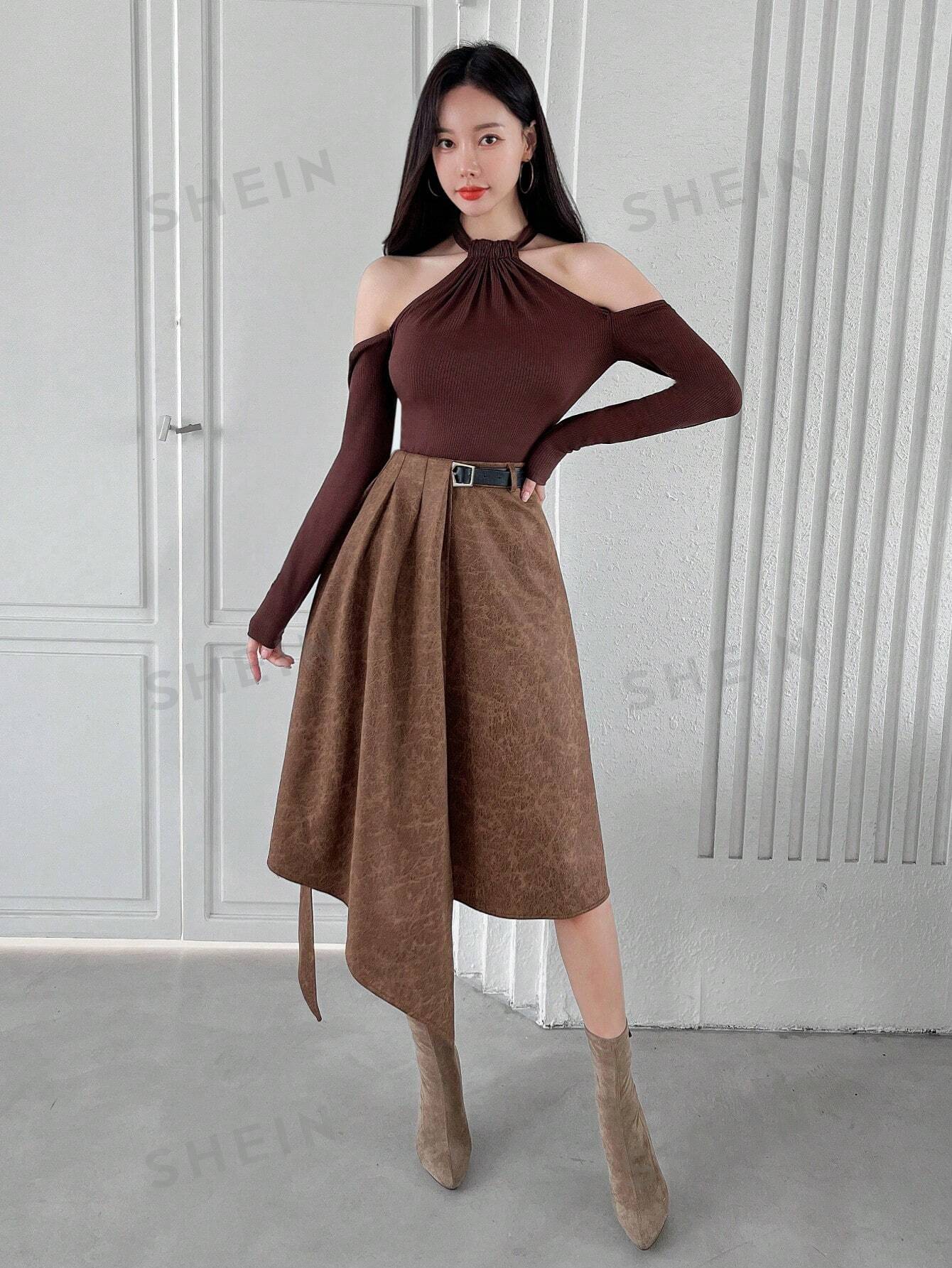 تنورة نسائية بطيات بحاشية غير متماثلة مع حزام