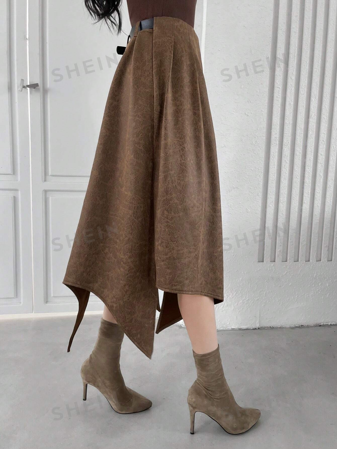 تنورة نسائية بطيات بحاشية غير متماثلة مع حزام