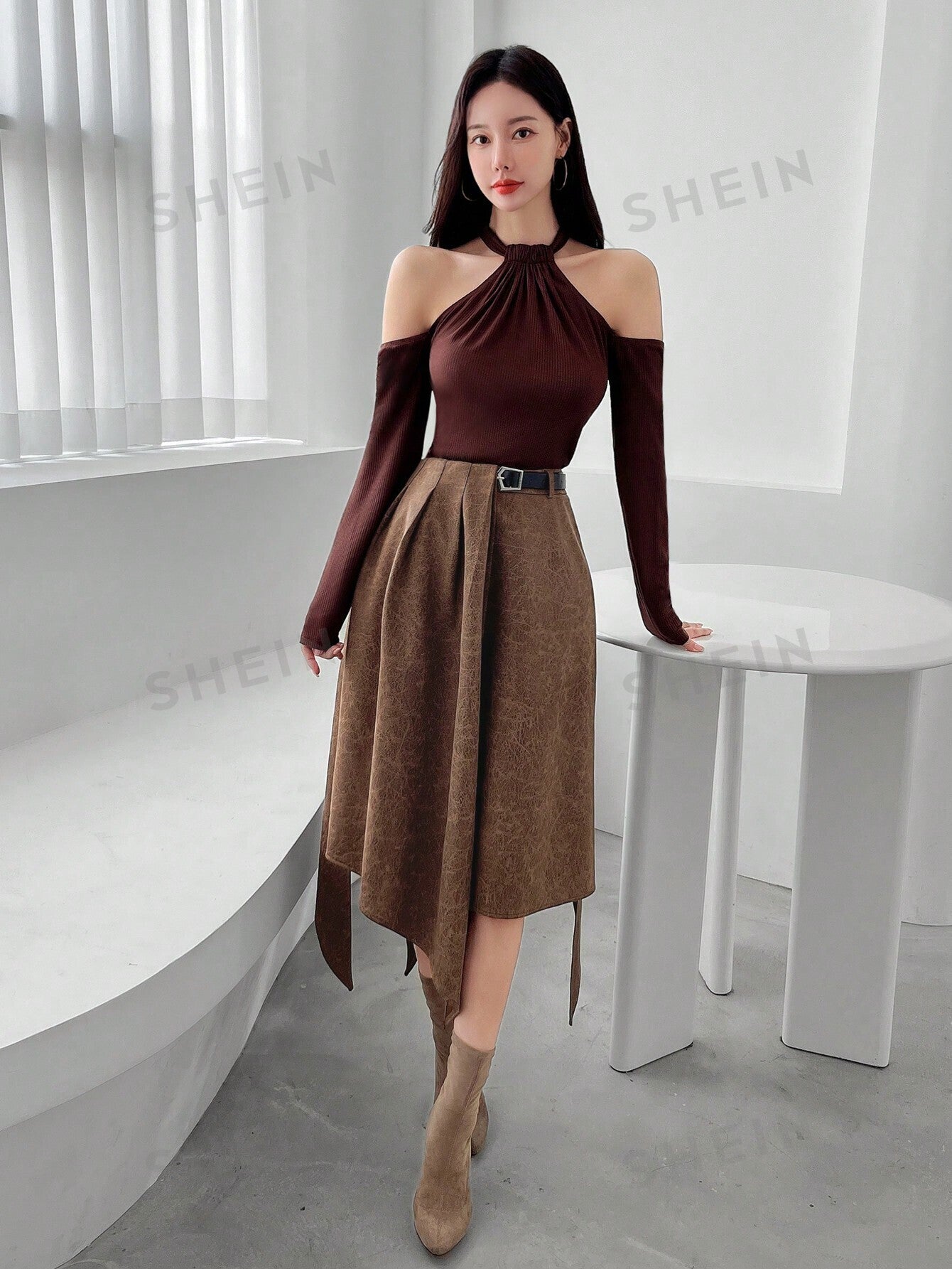 تنورة نسائية بطيات بحاشية غير متماثلة مع حزام