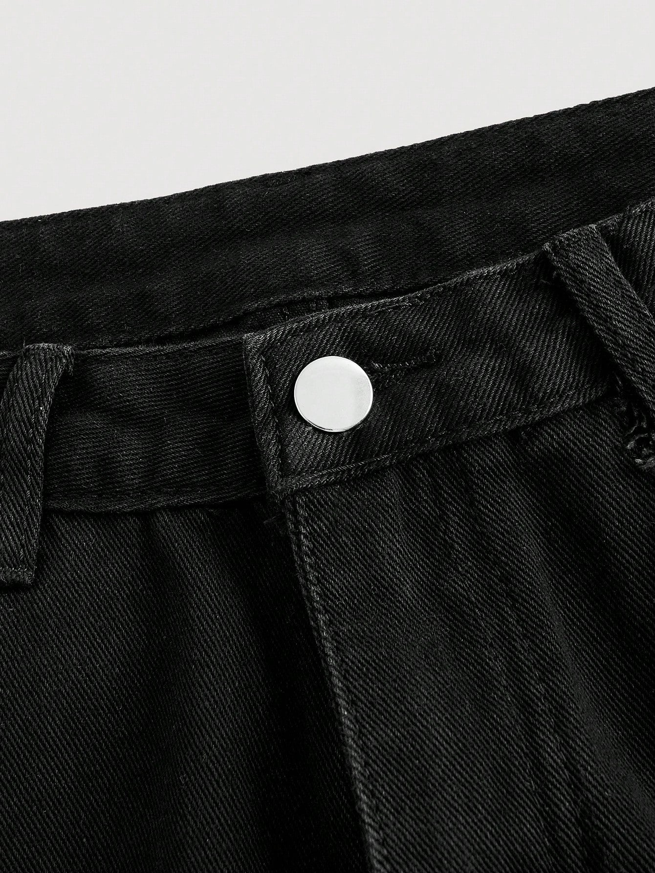 بنطال جينز بتفاصيل حافة مهترئة وقصة ساق واسعة