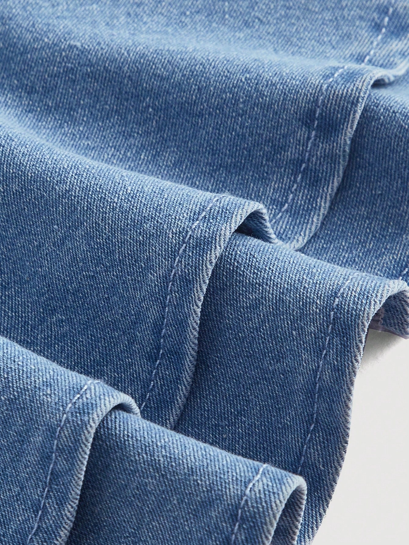 بلوزة جينز بكم مكشوف بكتف واحد واكمام مجعدة للنساء