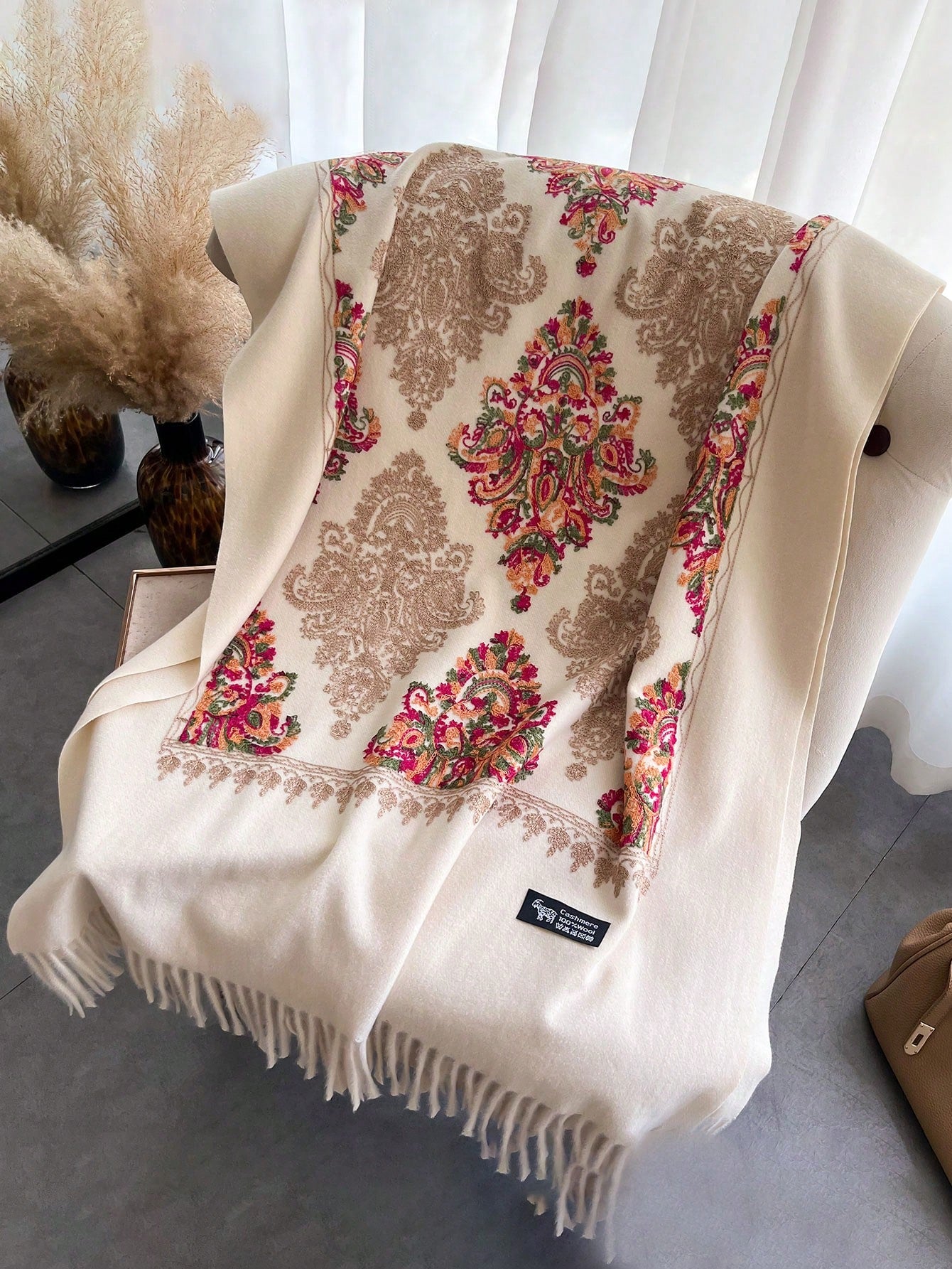 أوشحة نسائية