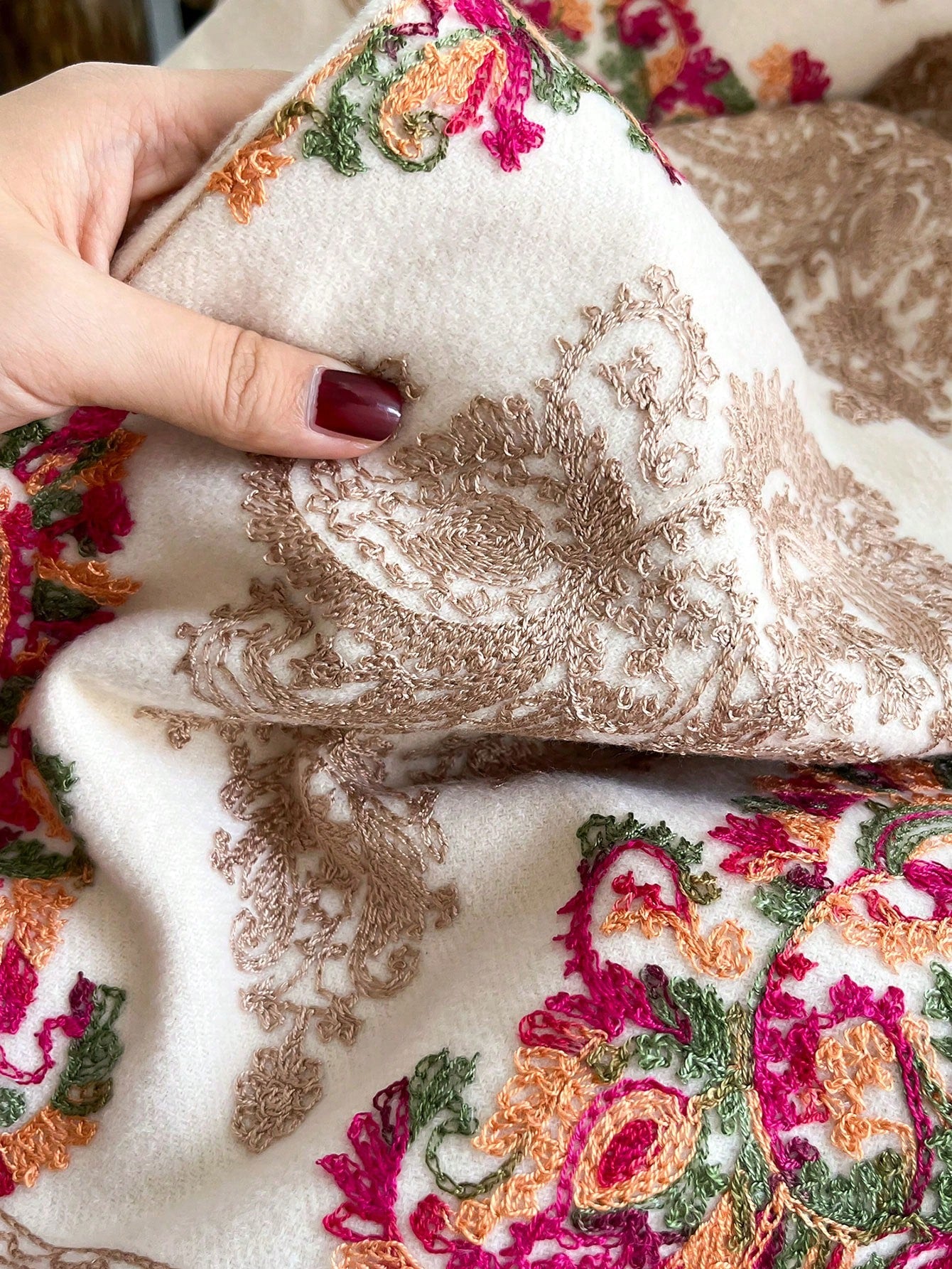 أوشحة نسائية