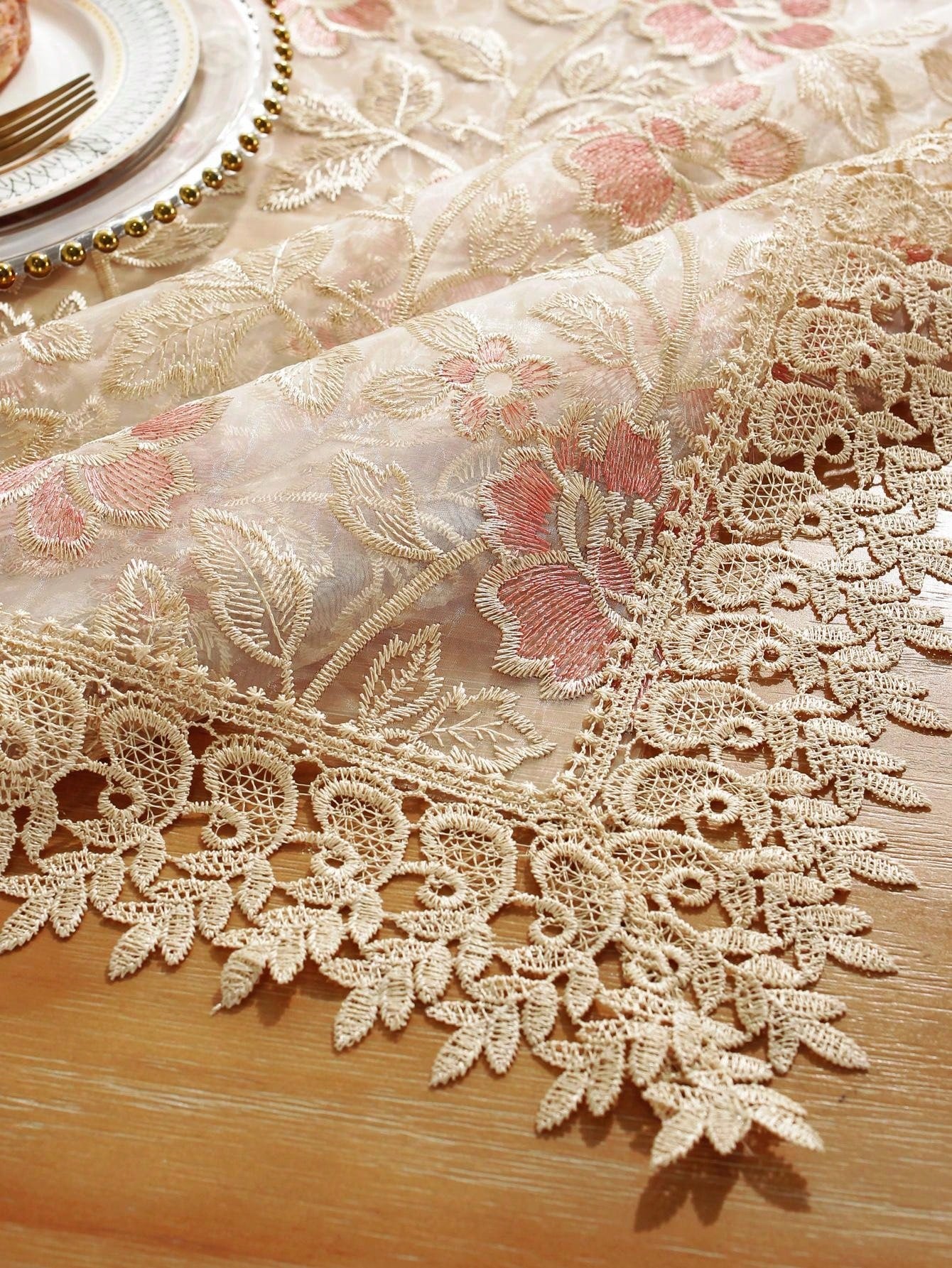 مفارش طاولات مطرز بأزهار مقلم بدانتيل شبكي