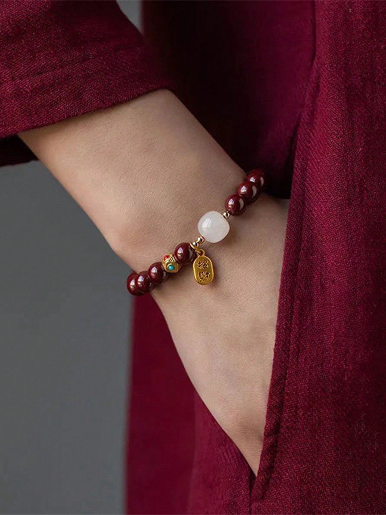 سوار الخرز مع معلق تقليدي أحمر بنمط صيني 'na Fu' قطعة واحدة ، هدية محظوظة للزوجين في المهرجان