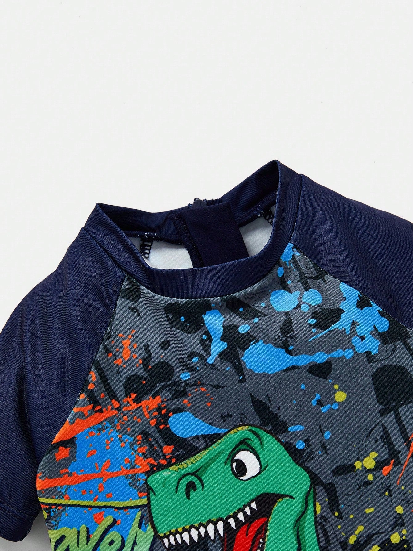 ملابس السباحة قطعة واحدة للصبي الصغير بأكمام قصيرة وطباعة ديناصور في الرقبة