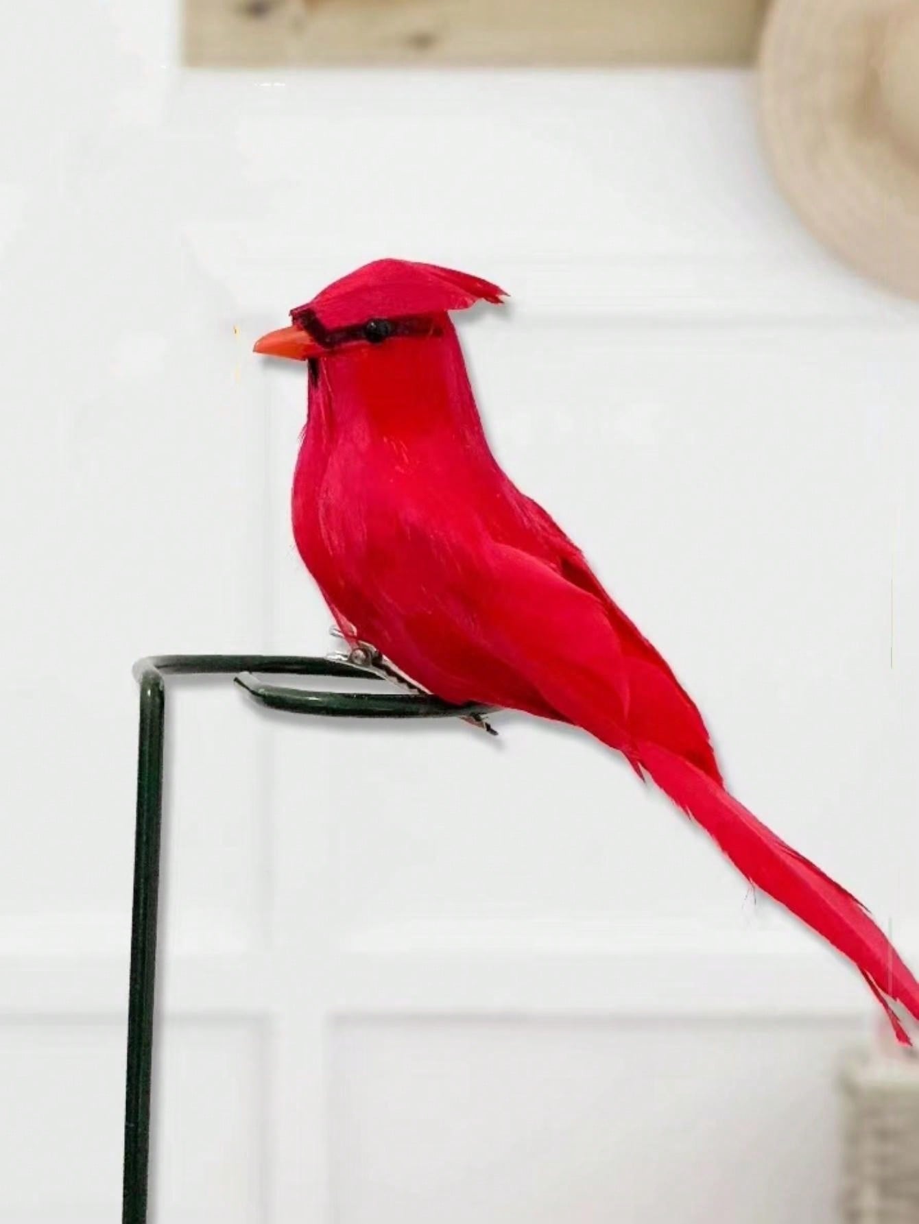 طائر تمثال طائر بأرجواني حمراء، مزينة بريش صناعي، زينة حديقة للاستخدام الخارجي