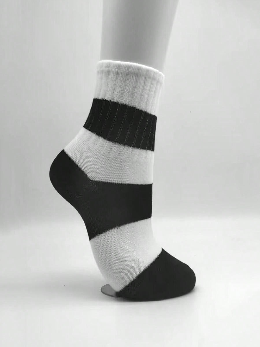 طقم 5 أزواج من الجوارب النسائية المخططة باللونين الأبيض والأسود نمط بسيط مطرز الخماسي جوارب رياضية نسائية