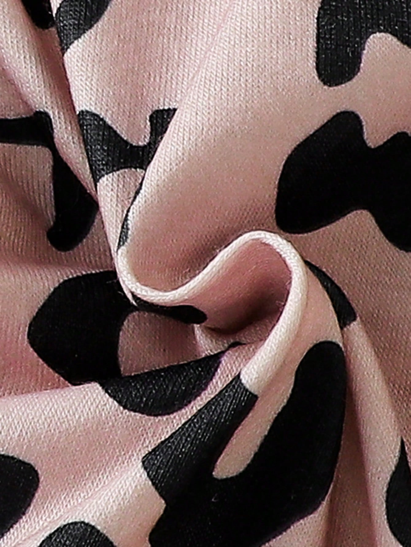 لباس طفلة صغيرة بطبعات فهد وتصميم كامي