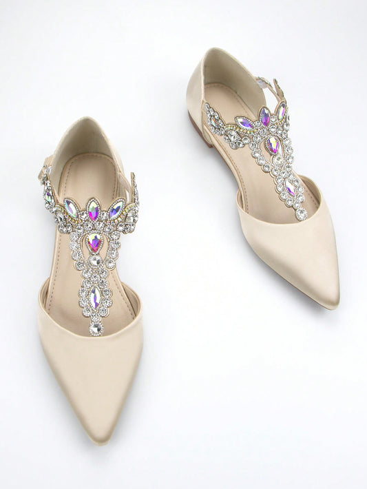 شقة نسائية بمقدمة حذاء مدببة وحزام كاحل بزينة من الراين و قماش ساتان ذهبي ضحل للارتداء اليومي والاحتفالي