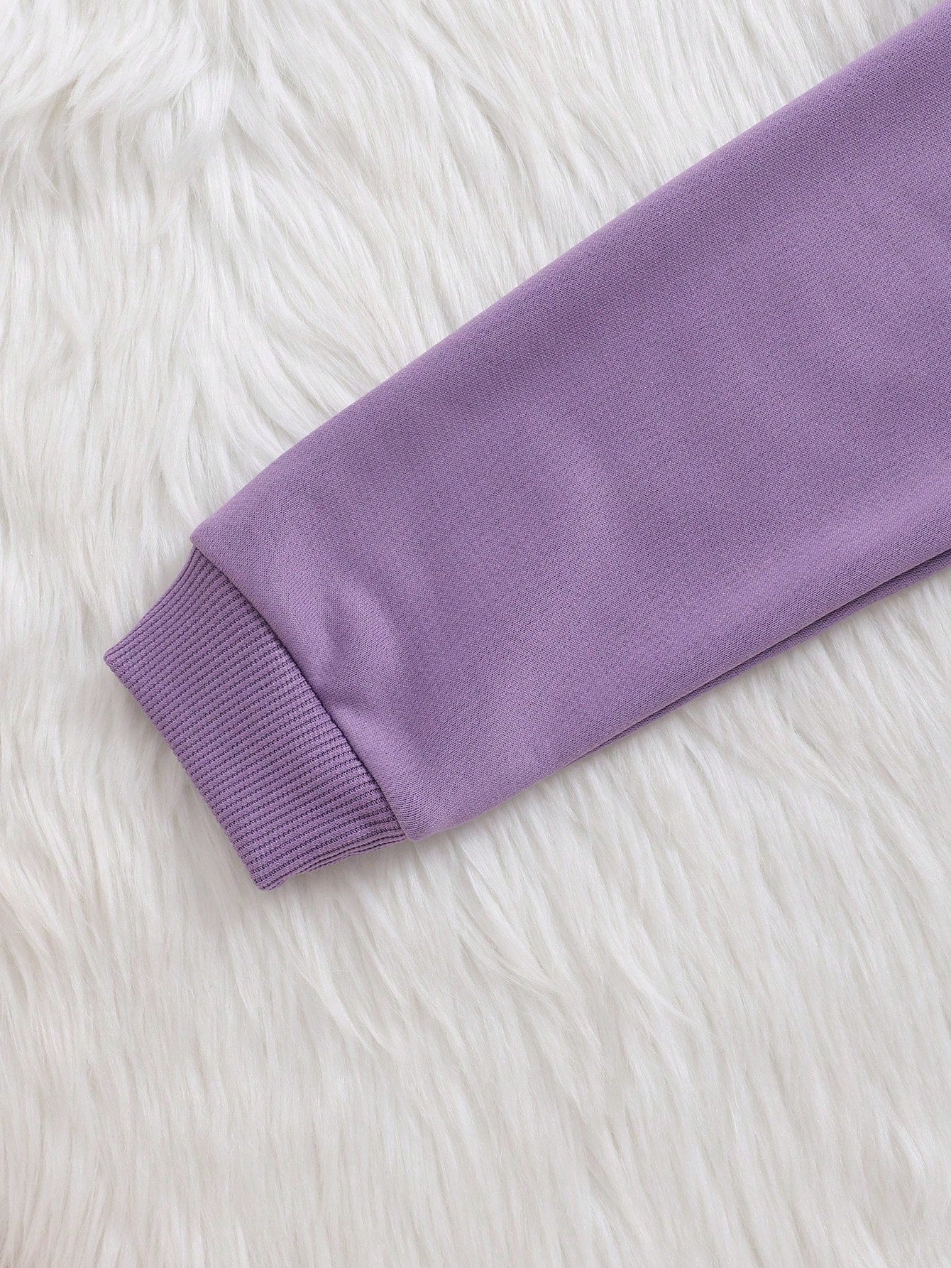 أطقم فتاة صغيرة